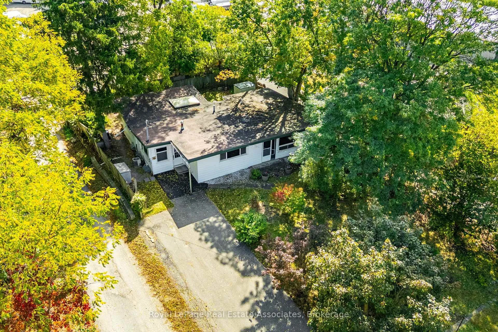 Photo 6 of 20 Adamson Street N, Halton Hills, Rural Halton Hills — HOMEH