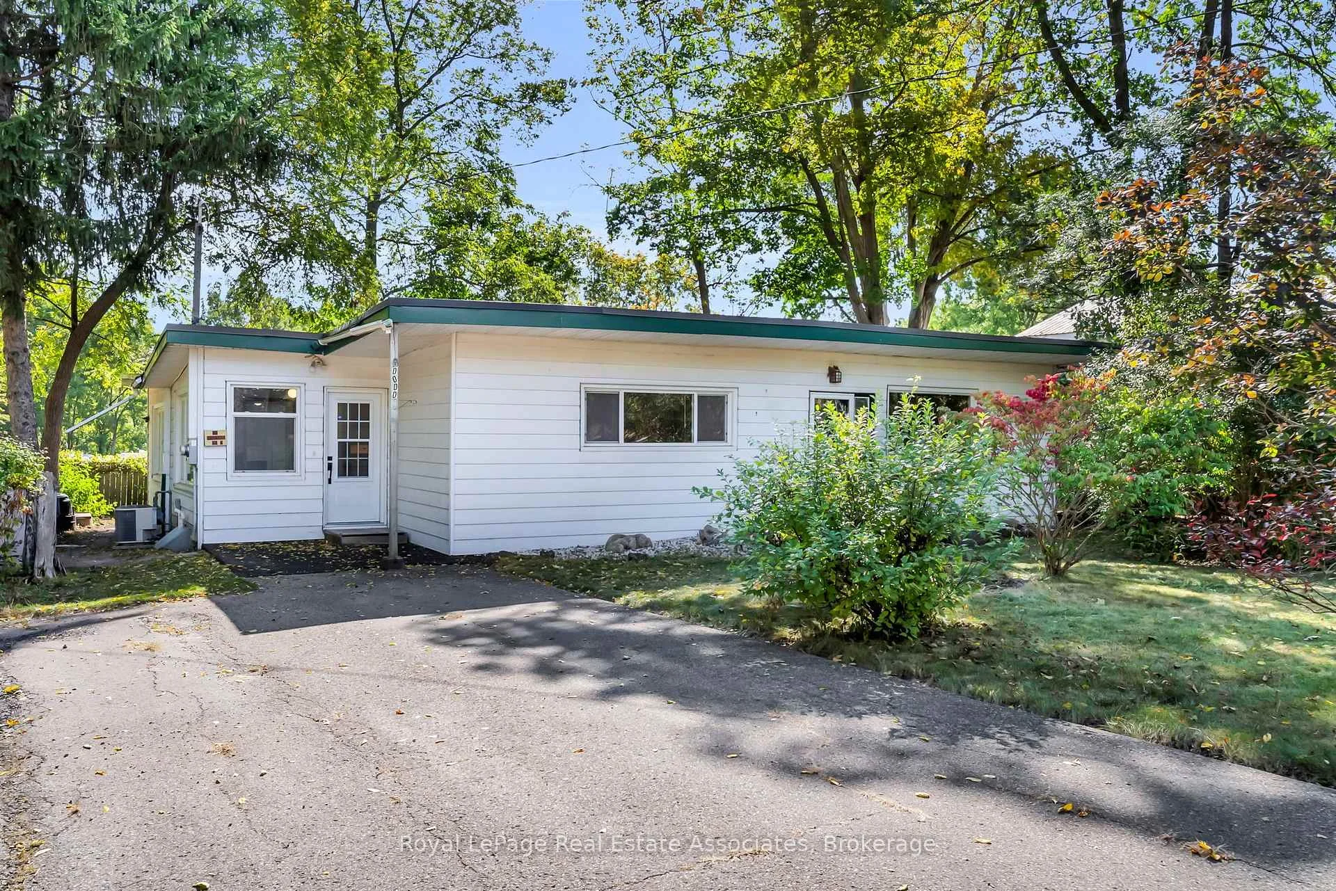 Photo 12 of 20 Adamson Street N, Halton Hills, Rural Halton Hills — HOMEH