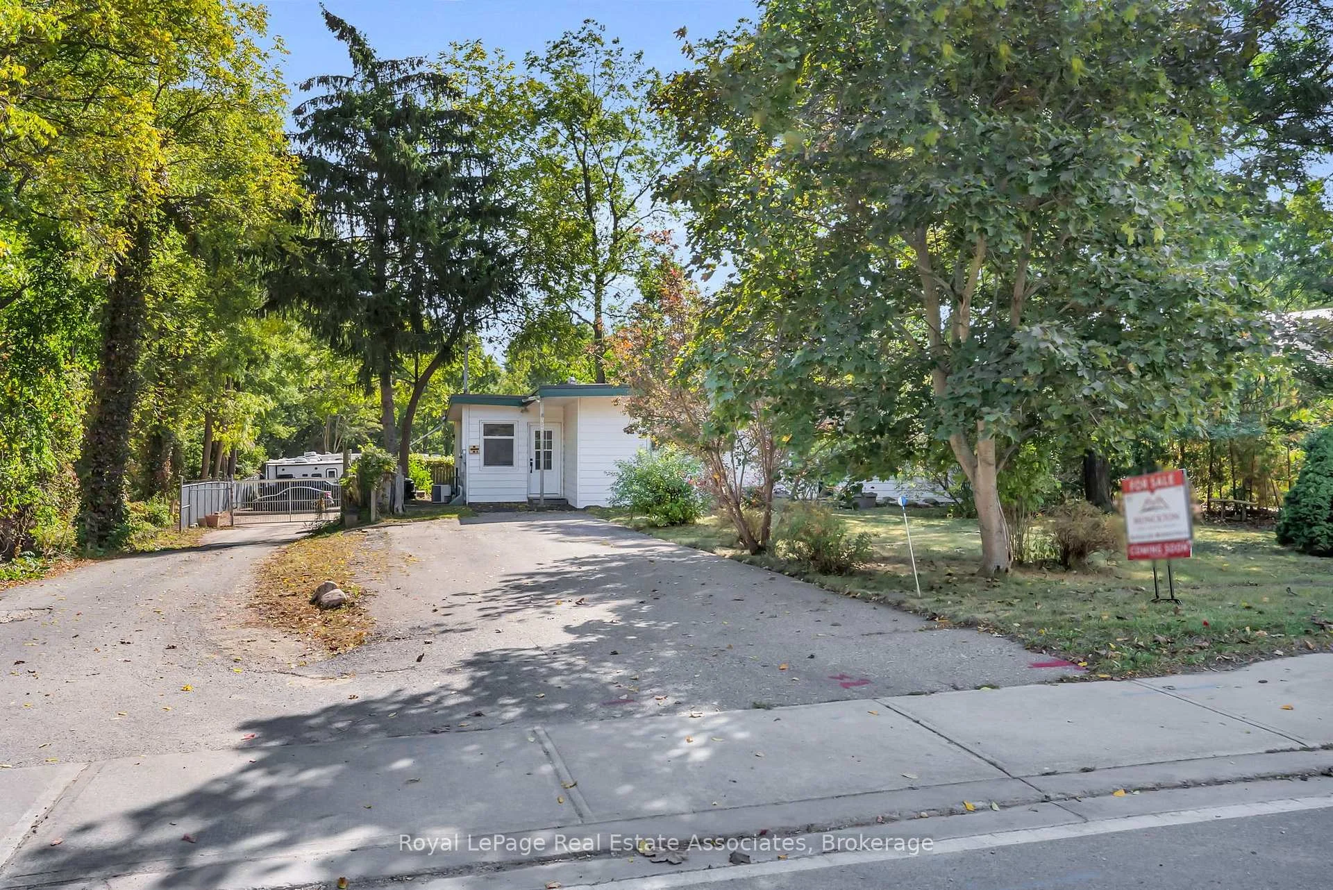 Photo 16 of 20 Adamson Street N, Halton Hills, Rural Halton Hills — HOMEH