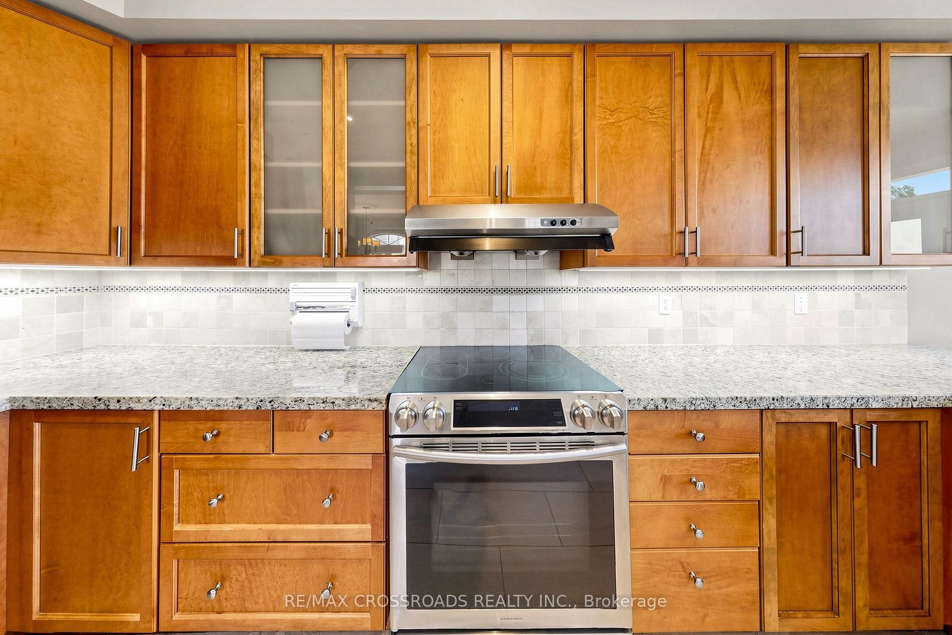 Photo 16 of 37 Queen's Plate Drive, Markham, Angus Glen — HOMEH