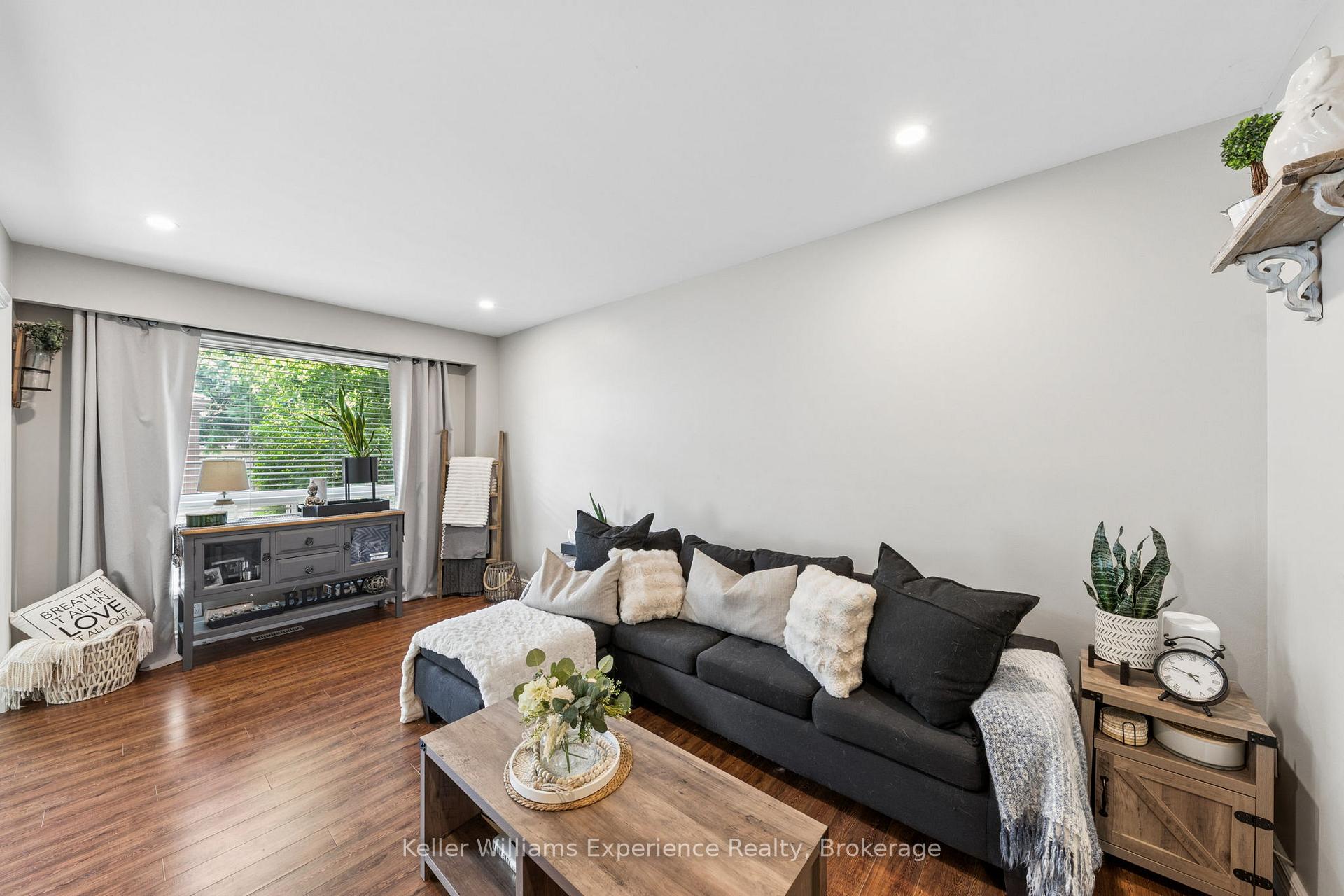 Photo 3 of Unit 23, 2 Bernick Drive, Barrie, Grove East — HOMEH