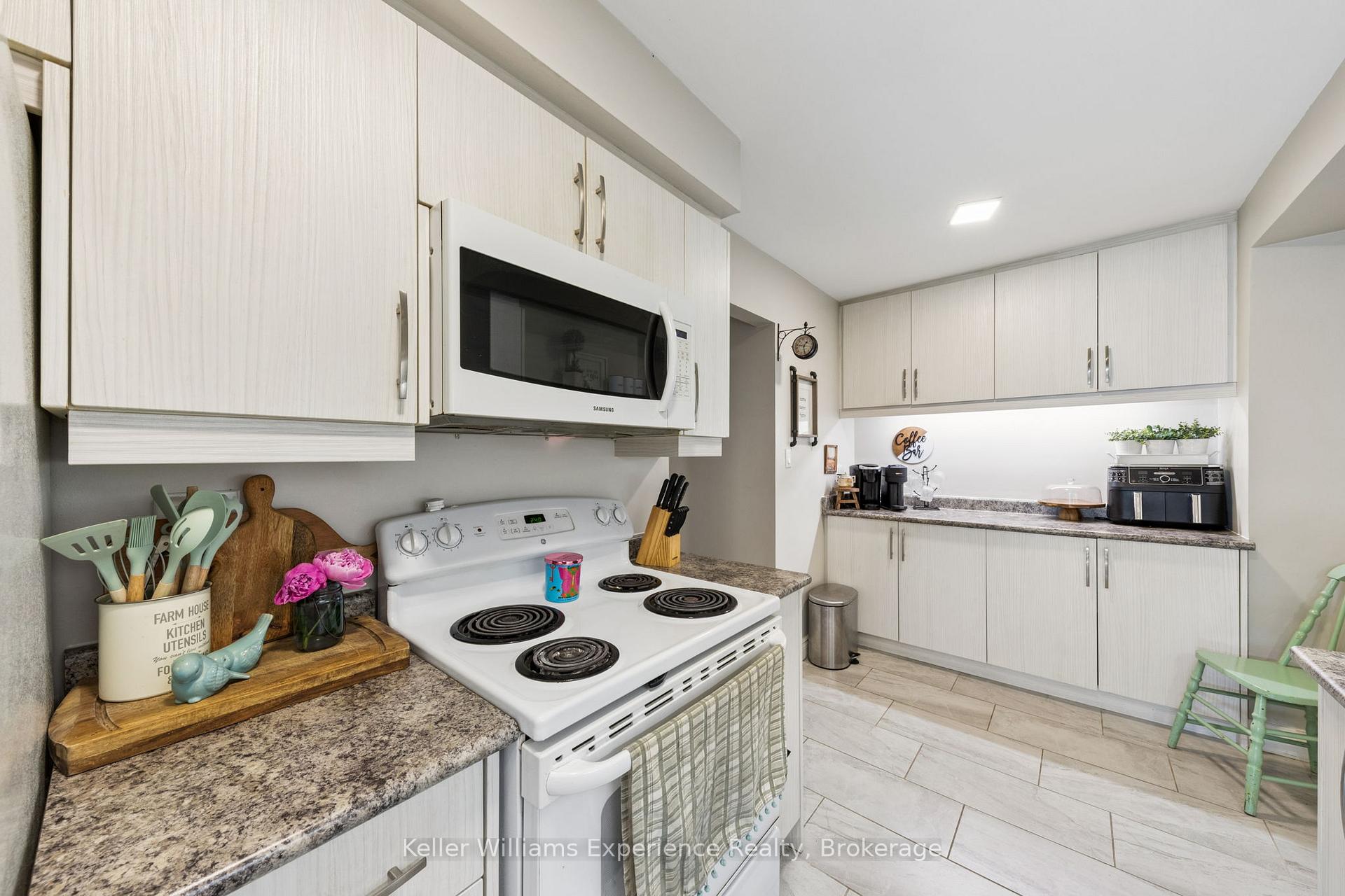 Photo 7 of Unit 23, 2 Bernick Drive, Barrie, Grove East — HOMEH