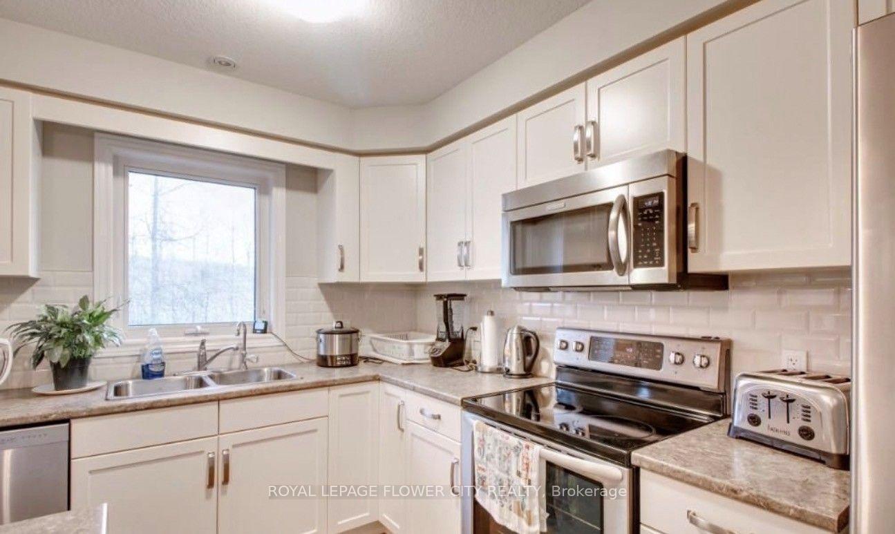 Photo 5 of 423 Champlain Avenue, Woodstock, Woodstock - North — HOMEH
