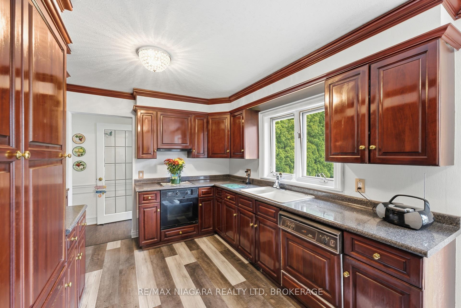 Photo 8 of 20 Arthur Street, St. Catharines, Lakeshore — HOMEH