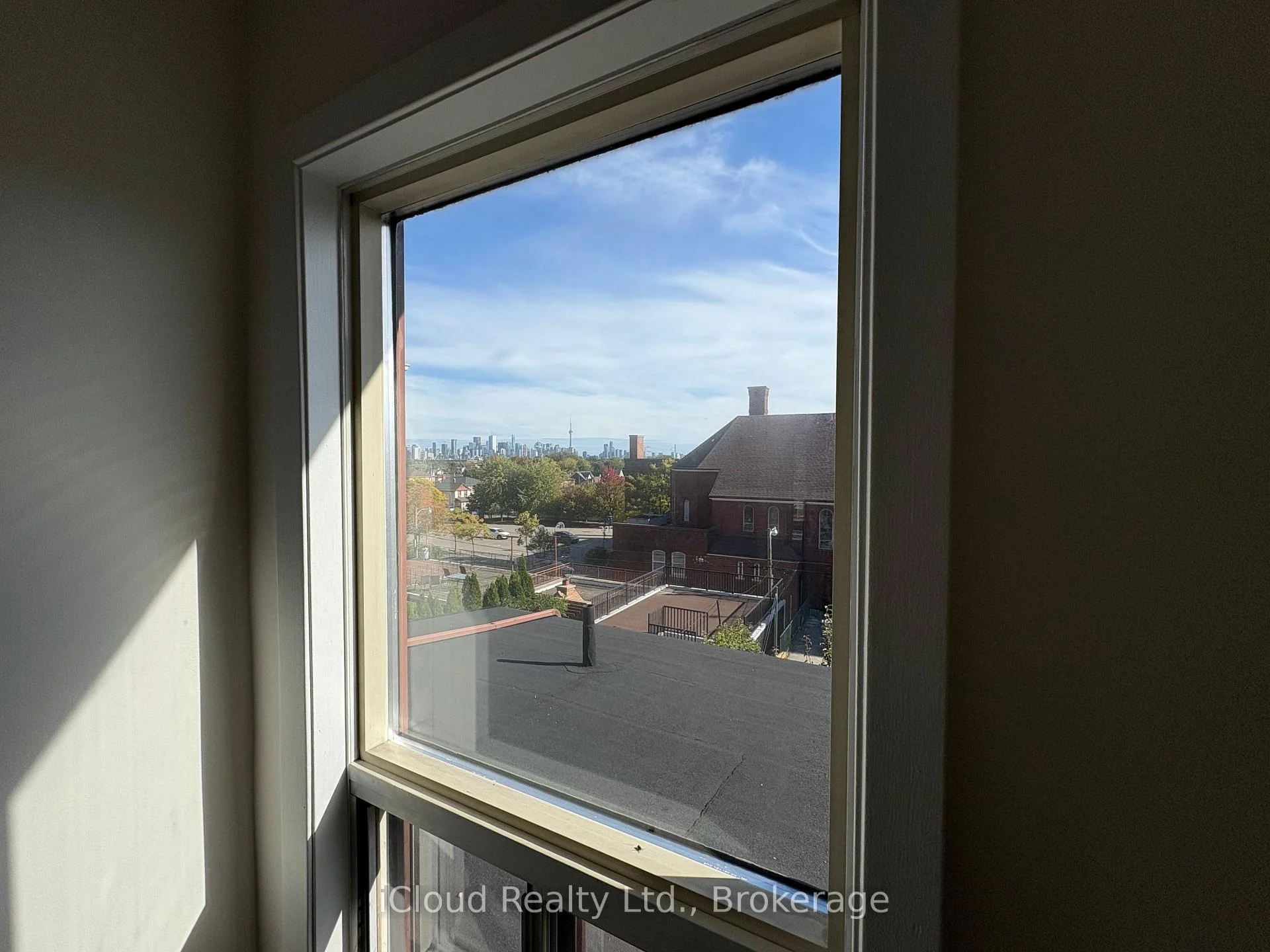 Photo 5 of Unit UPPER, 1373 Davenport Road, Toronto, Dovercourt-Wallace Emerson-Junction — HOMEH