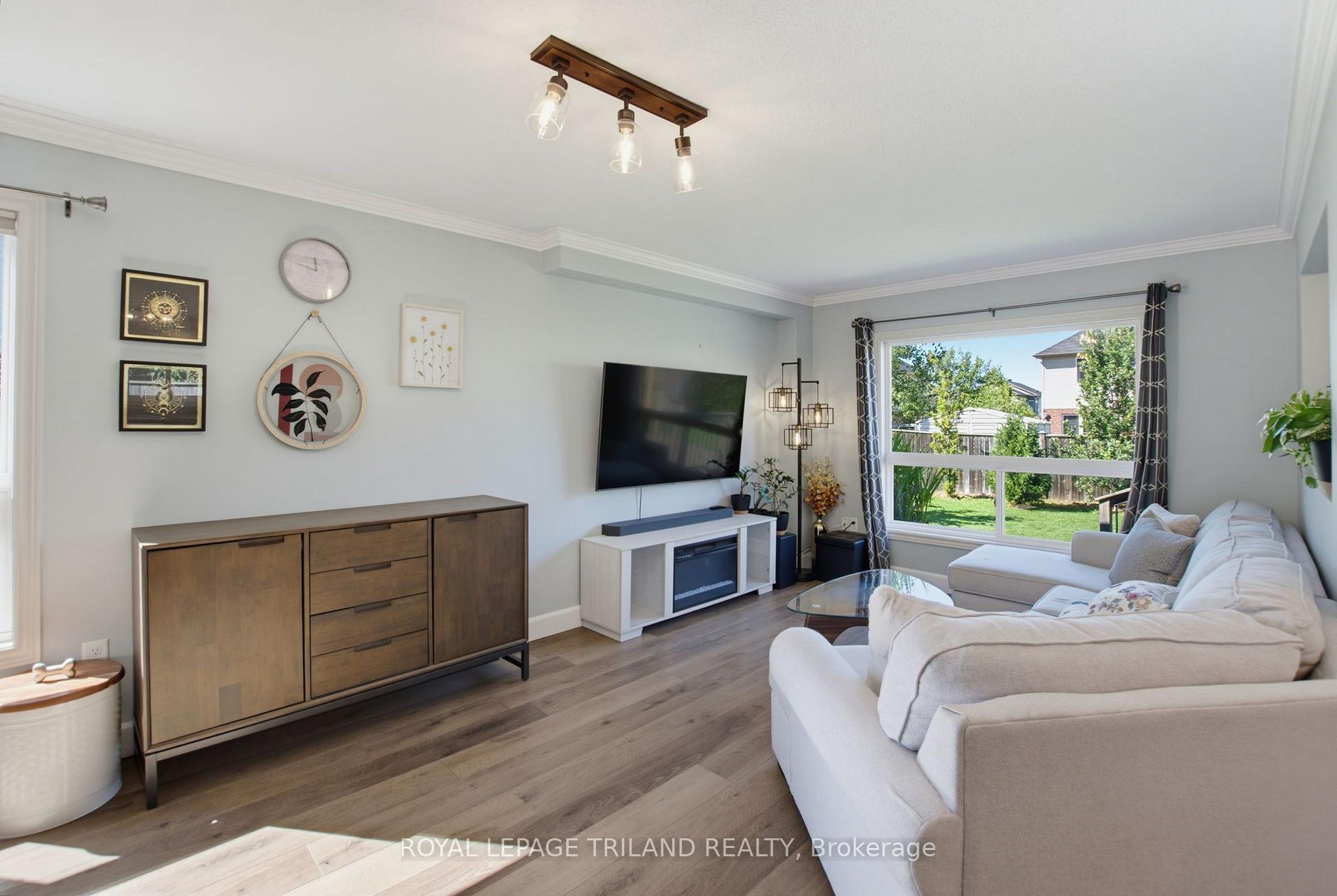 Photo 7 of 994 Foxcreek Road, London, North S — HOMEH