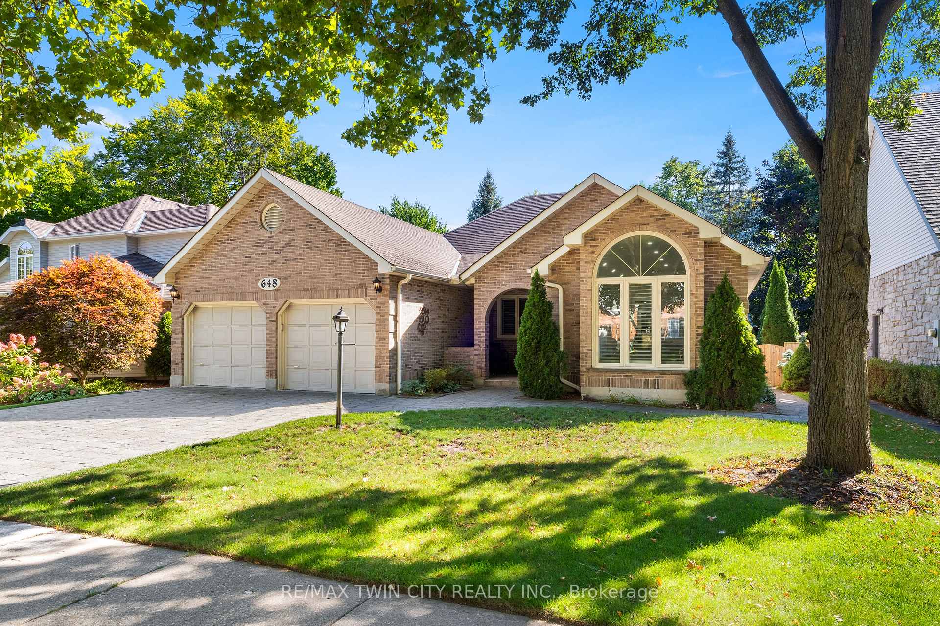 Photo 2 of 648 Bayhampton Crescent, Waterloo, Colonial Acres — HOMEH