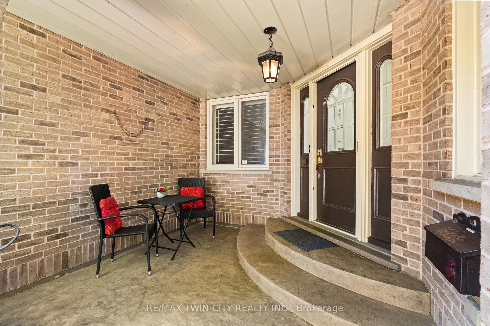 Photo 3 of 648 Bayhampton Crescent, Waterloo, Colonial Acres — HOMEH