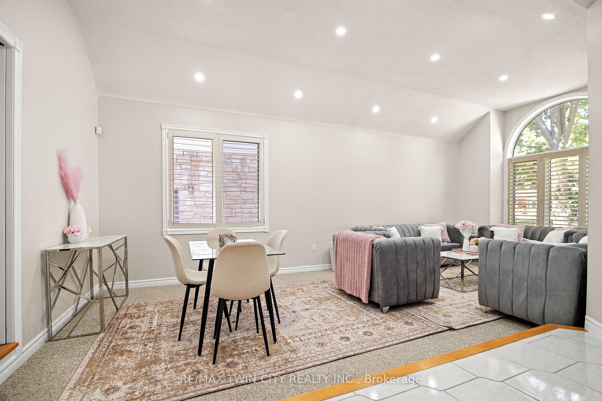 Photo 4 of 648 Bayhampton Crescent, Waterloo, Colonial Acres — HOMEH