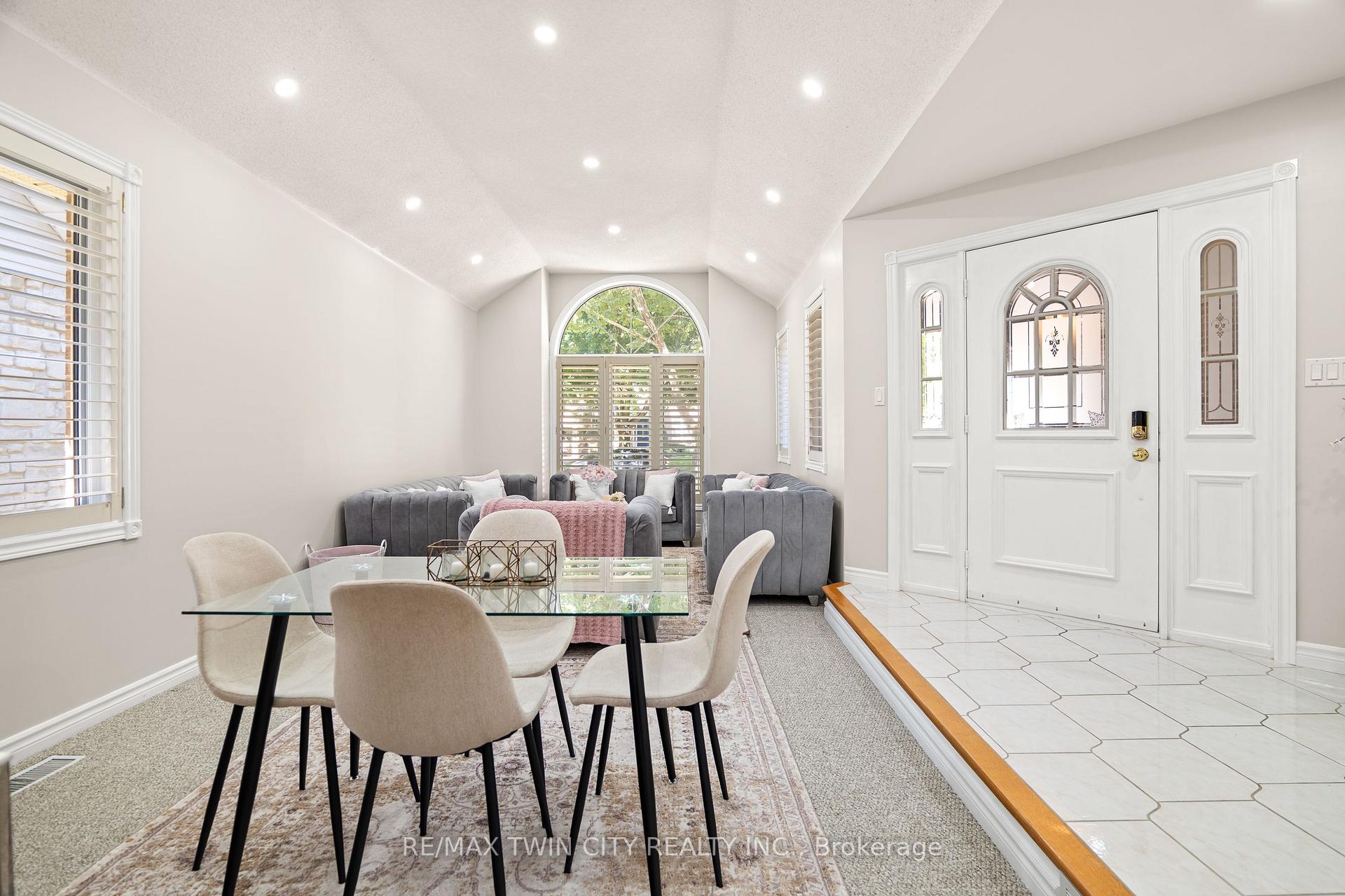Photo 5 of 648 Bayhampton Crescent, Waterloo, Colonial Acres — HOMEH