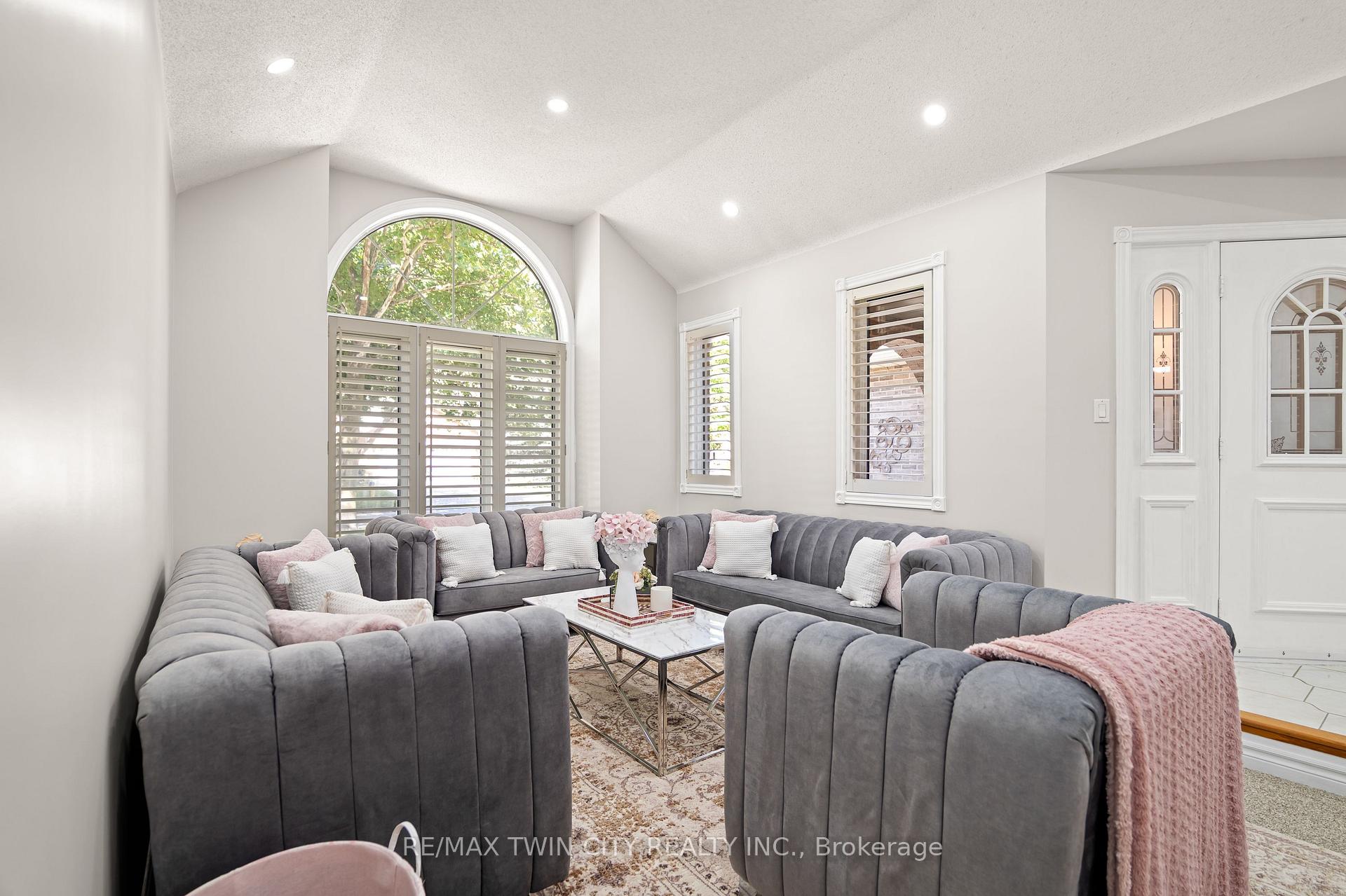 Photo 6 of 648 Bayhampton Crescent, Waterloo, Colonial Acres — HOMEH