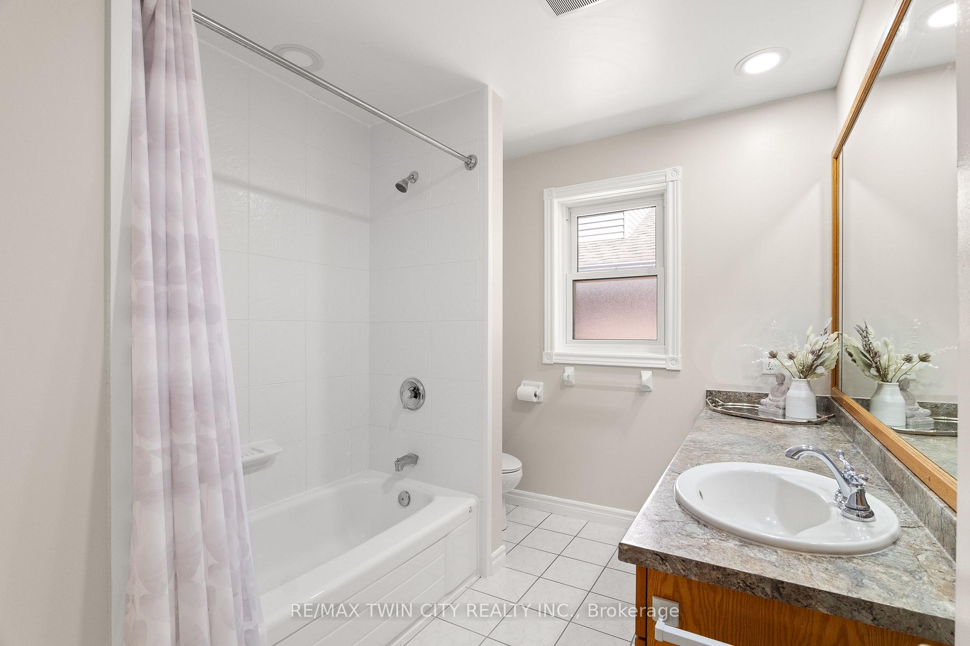 Photo 31 of 648 Bayhampton Crescent, Waterloo, Colonial Acres — HOMEH