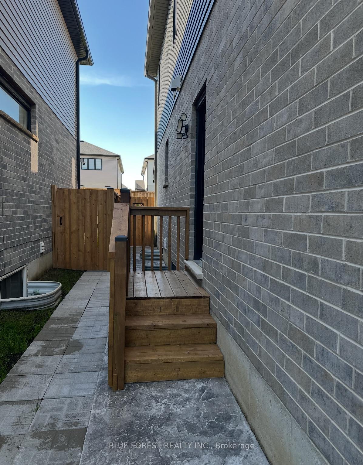 Photo 3 of 1458 Wright Crescent, London, North S — HOMEH
