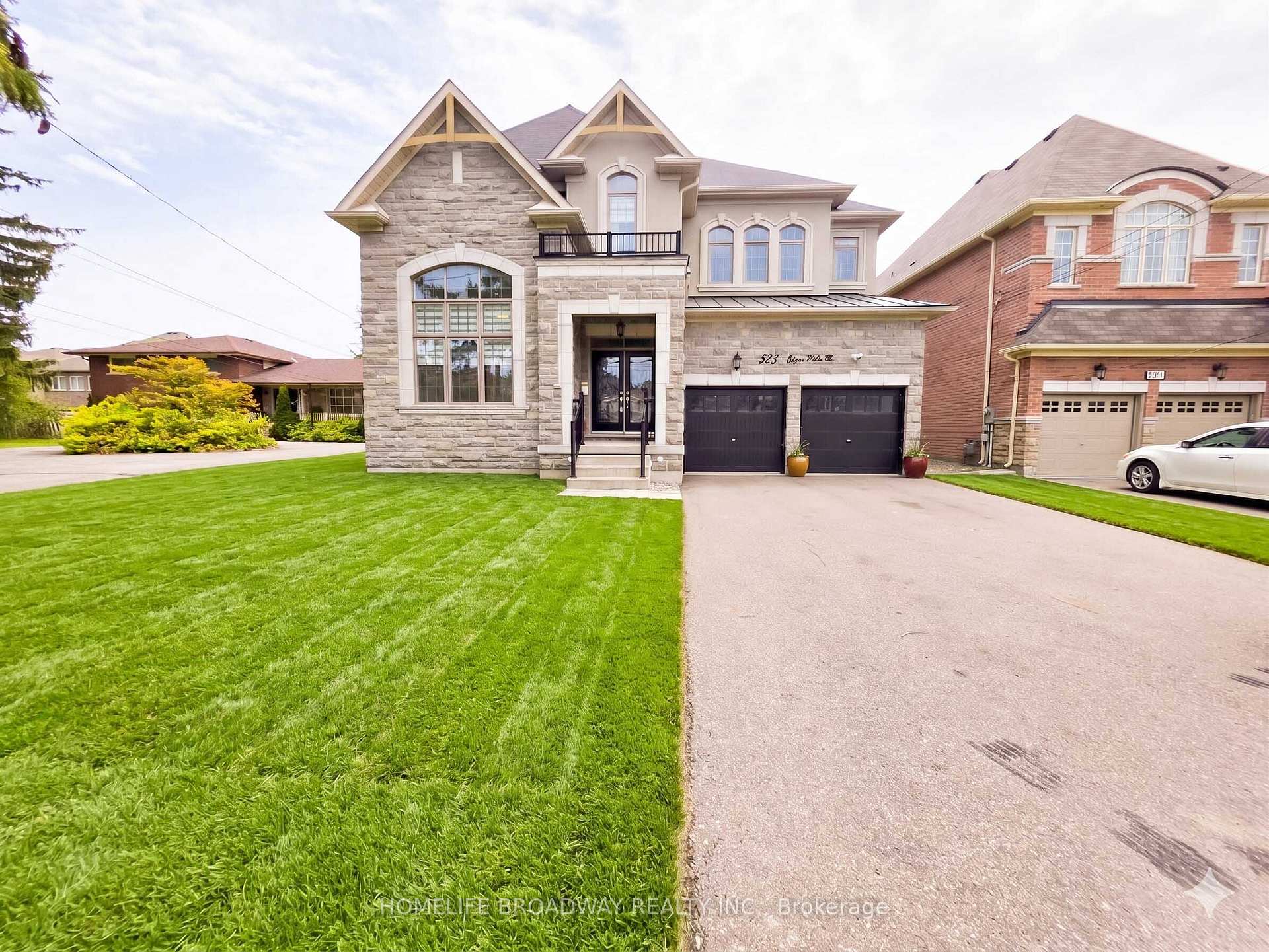 Front of 525 Elgin Mills Road W