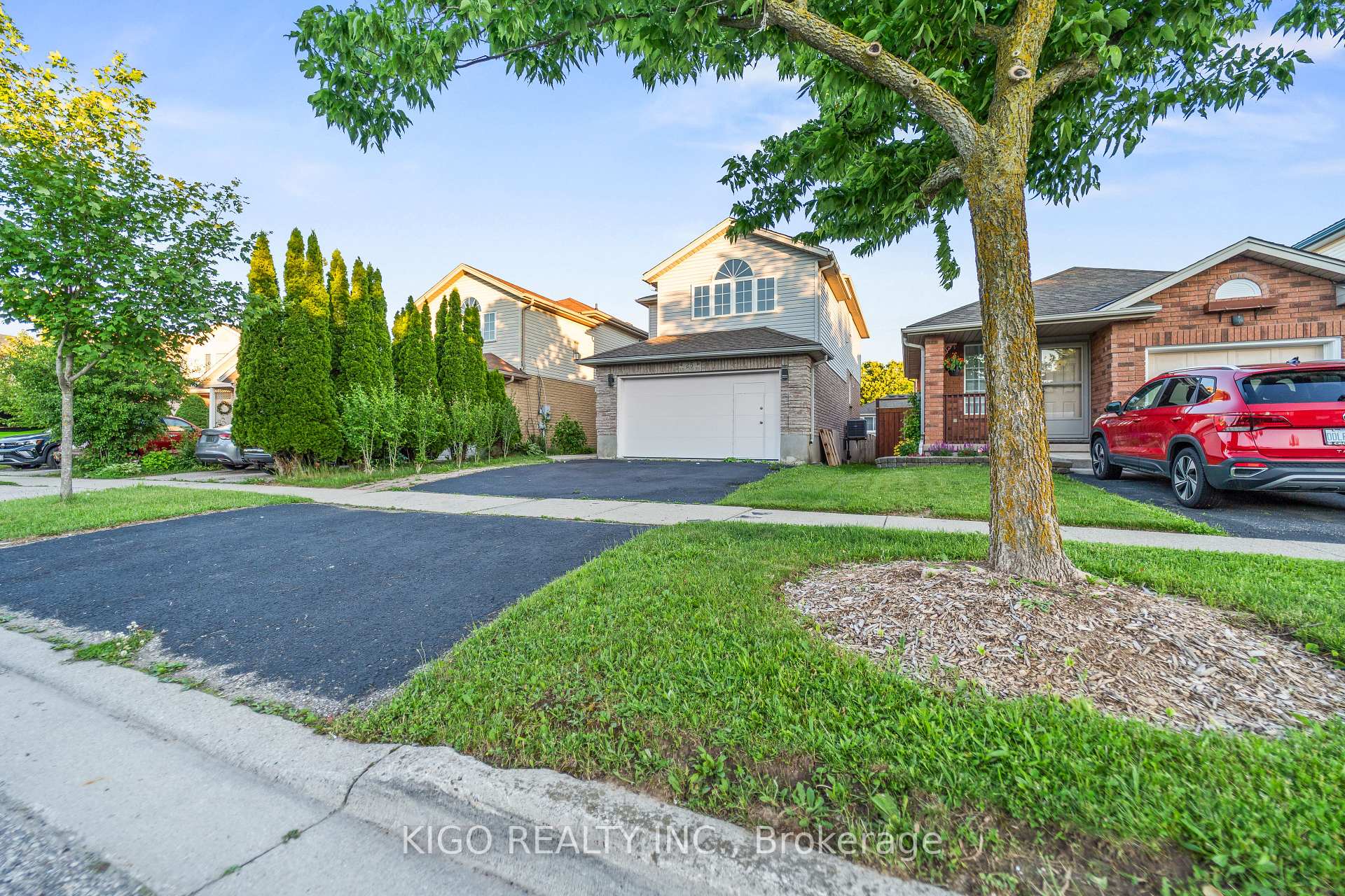 Photo 3 of 25 Bush Clover Crescent, Kitchener, Laurentian Hills — HOMEH