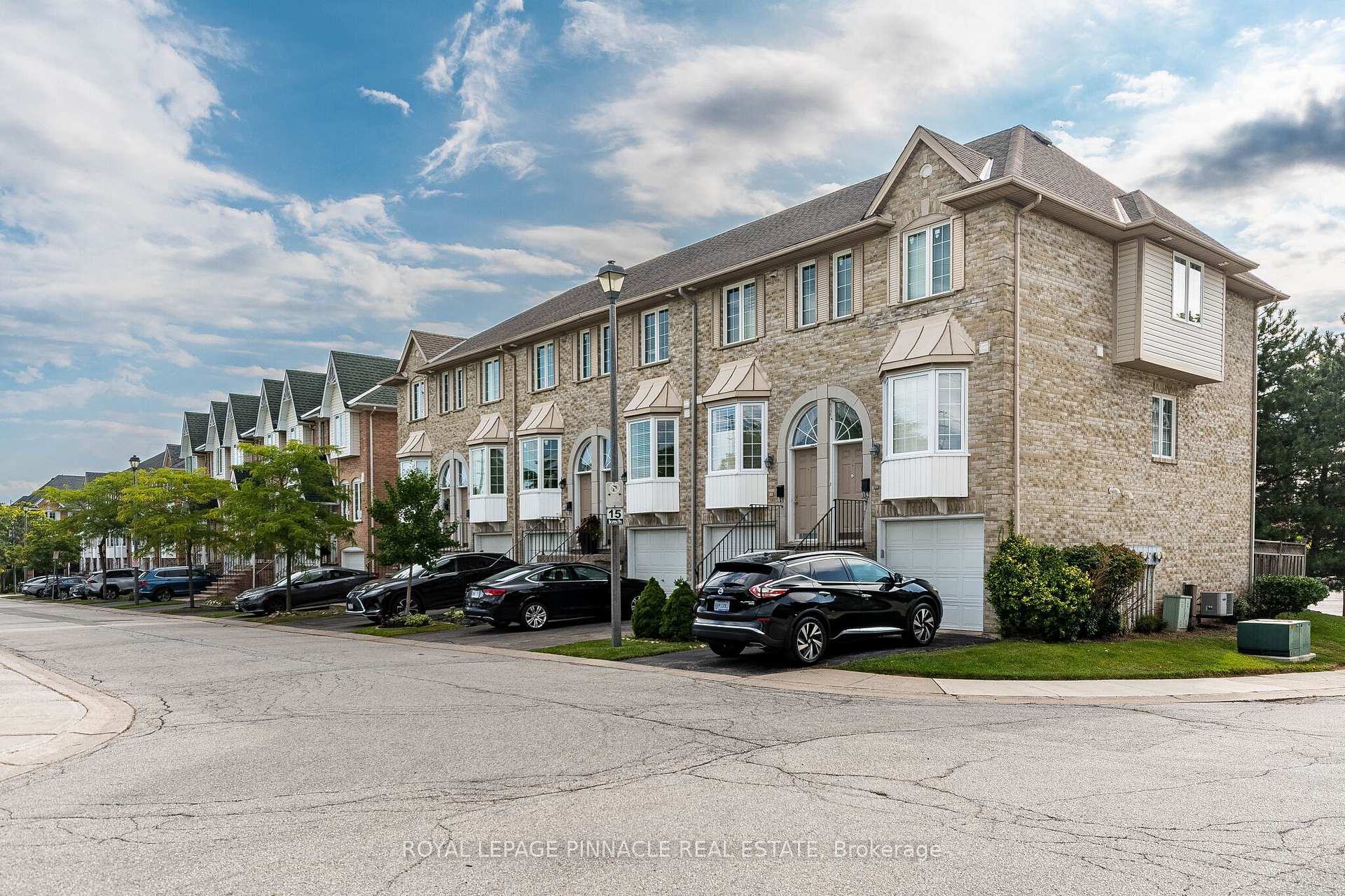 Photo 3 of Unit 4, 3480 Upper Middle Road, Burlington, Palmer — HOMEH