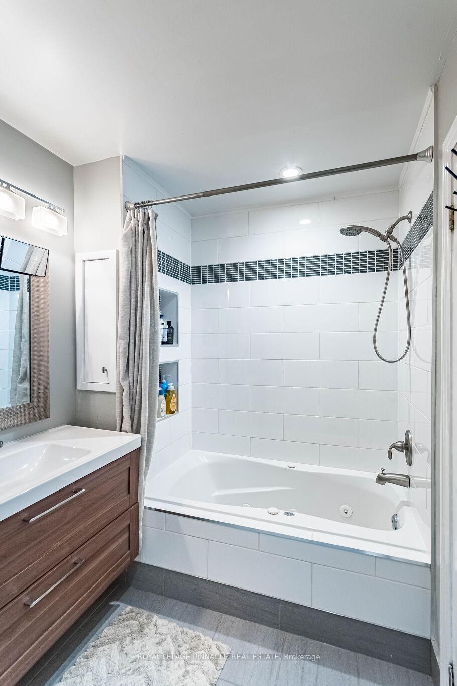 Photo 33 of Unit 4, 3480 Upper Middle Road, Burlington, Palmer — HOMEH