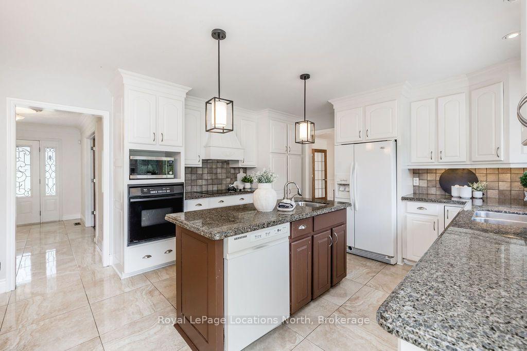 Photo 9 of 2 Mills Circle, Springwater, Midhurst — HOMEH