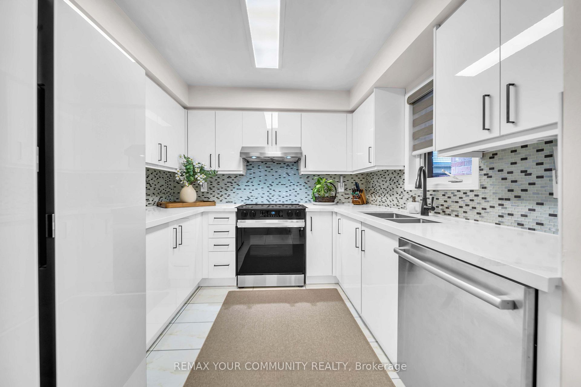 Photo 12 of 26 Ted Wray Circle, North York, Downsview-Roding-CFB — HOMEH