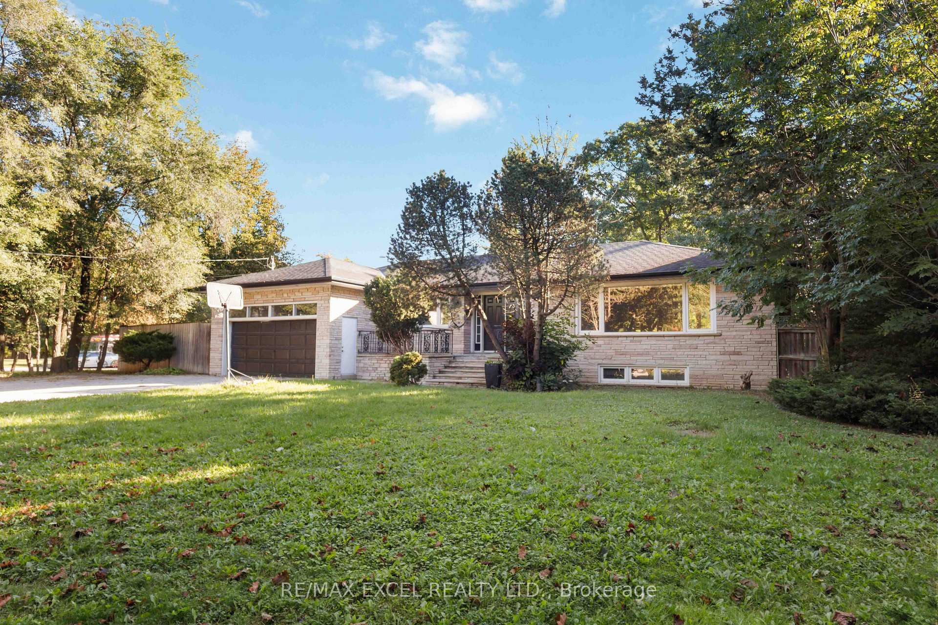 Photo 2 of 20 Oxbow Road, North York, Banbury-Don Mills — HOMEH