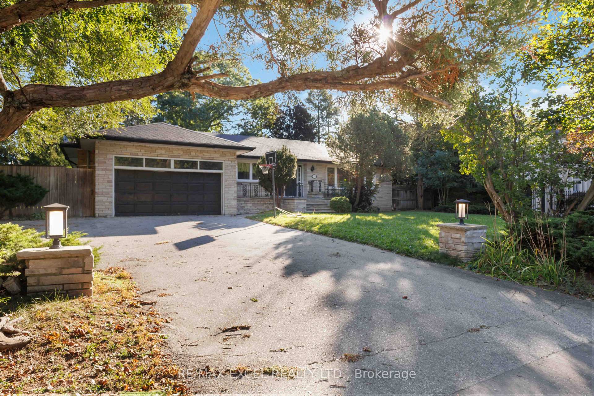 Photo 3 of 20 Oxbow Road, North York, Banbury-Don Mills — HOMEH