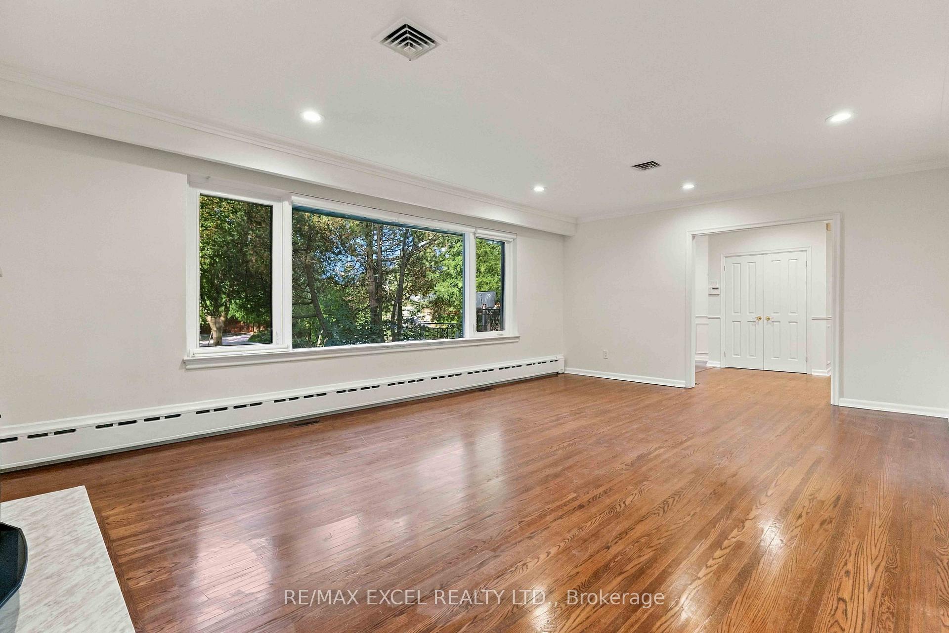 Photo 7 of 20 Oxbow Road, North York, Banbury-Don Mills — HOMEH