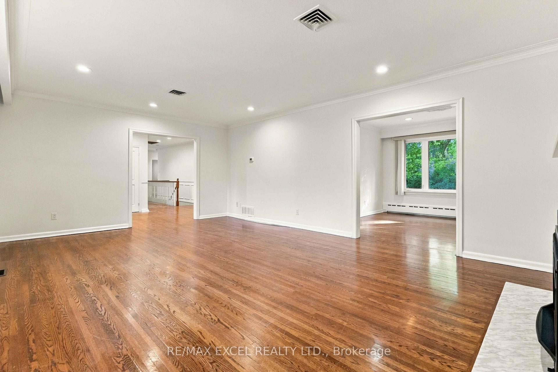Photo 8 of 20 Oxbow Road, North York, Banbury-Don Mills — HOMEH