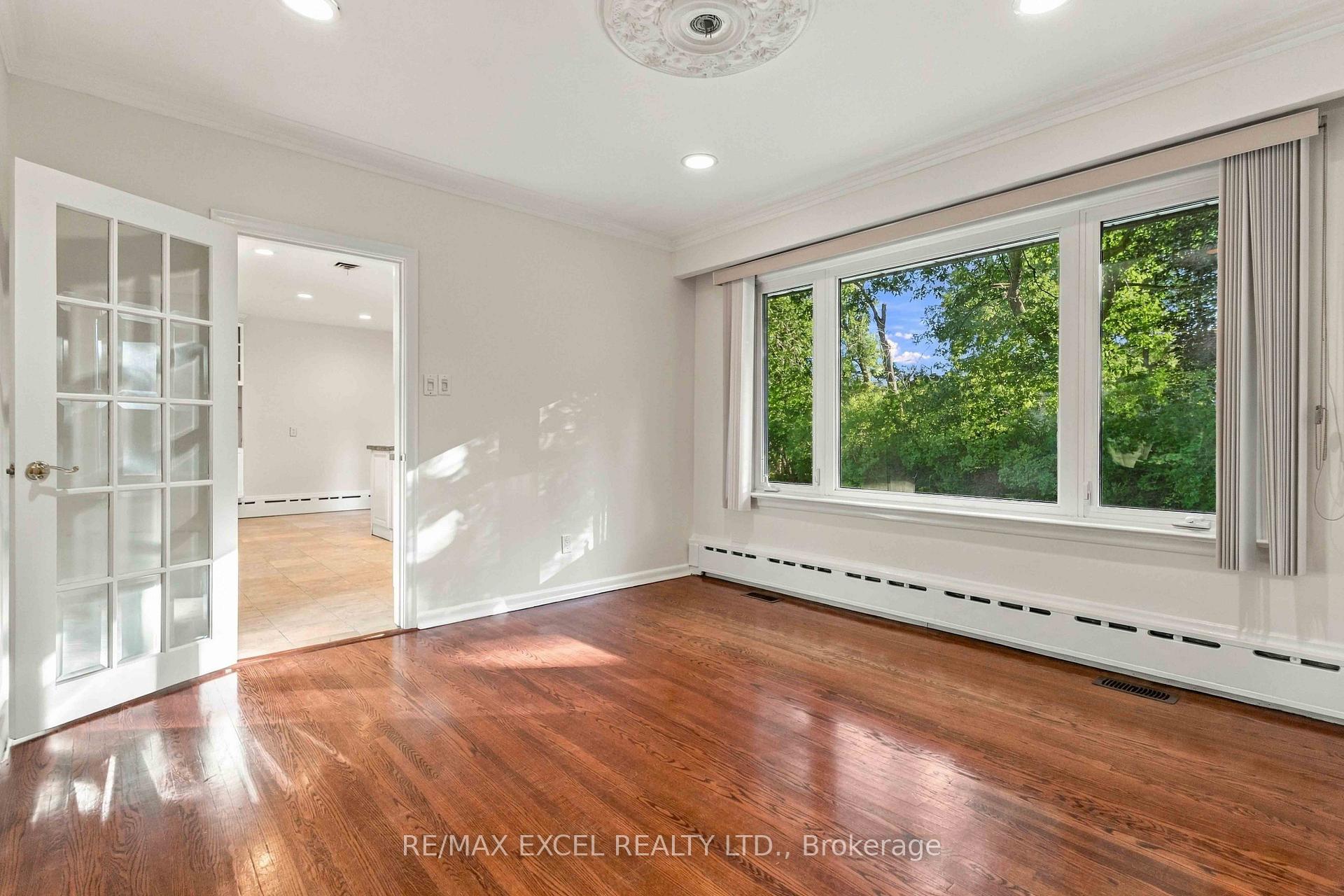 Photo 9 of 20 Oxbow Road, North York, Banbury-Don Mills — HOMEH
