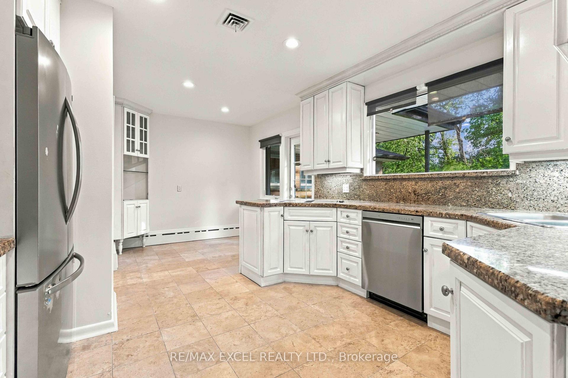 Photo 10 of 20 Oxbow Road, North York, Banbury-Don Mills — HOMEH