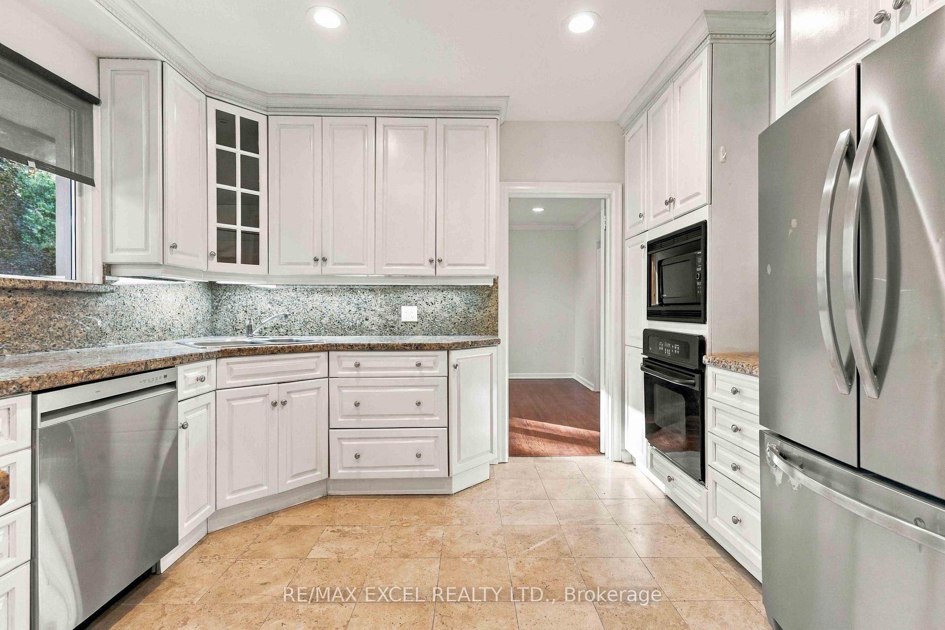 Photo 13 of 20 Oxbow Road, North York, Banbury-Don Mills — HOMEH