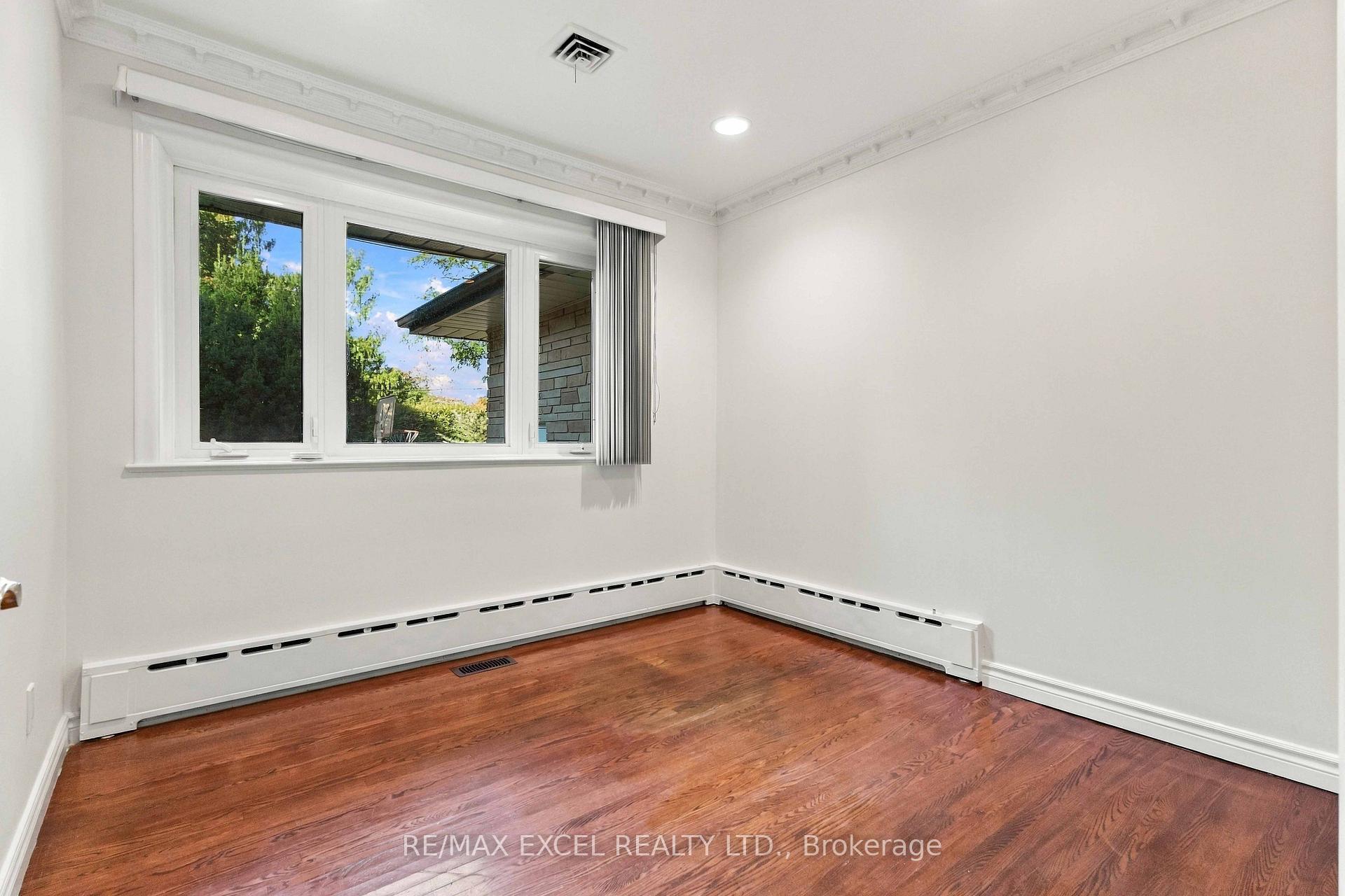 Photo 15 of 20 Oxbow Road, North York, Banbury-Don Mills — HOMEH