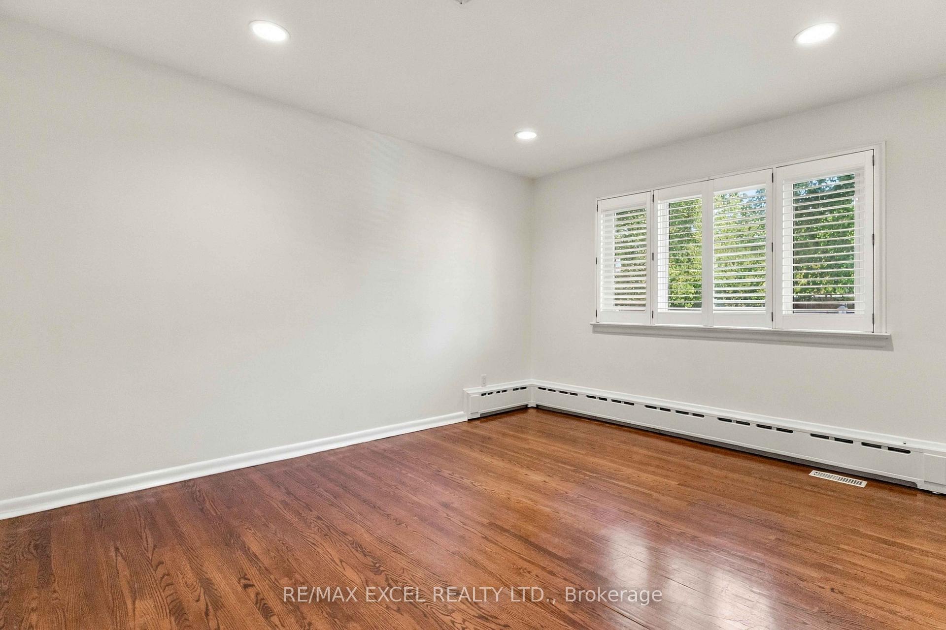 Photo 16 of 20 Oxbow Road, North York, Banbury-Don Mills — HOMEH