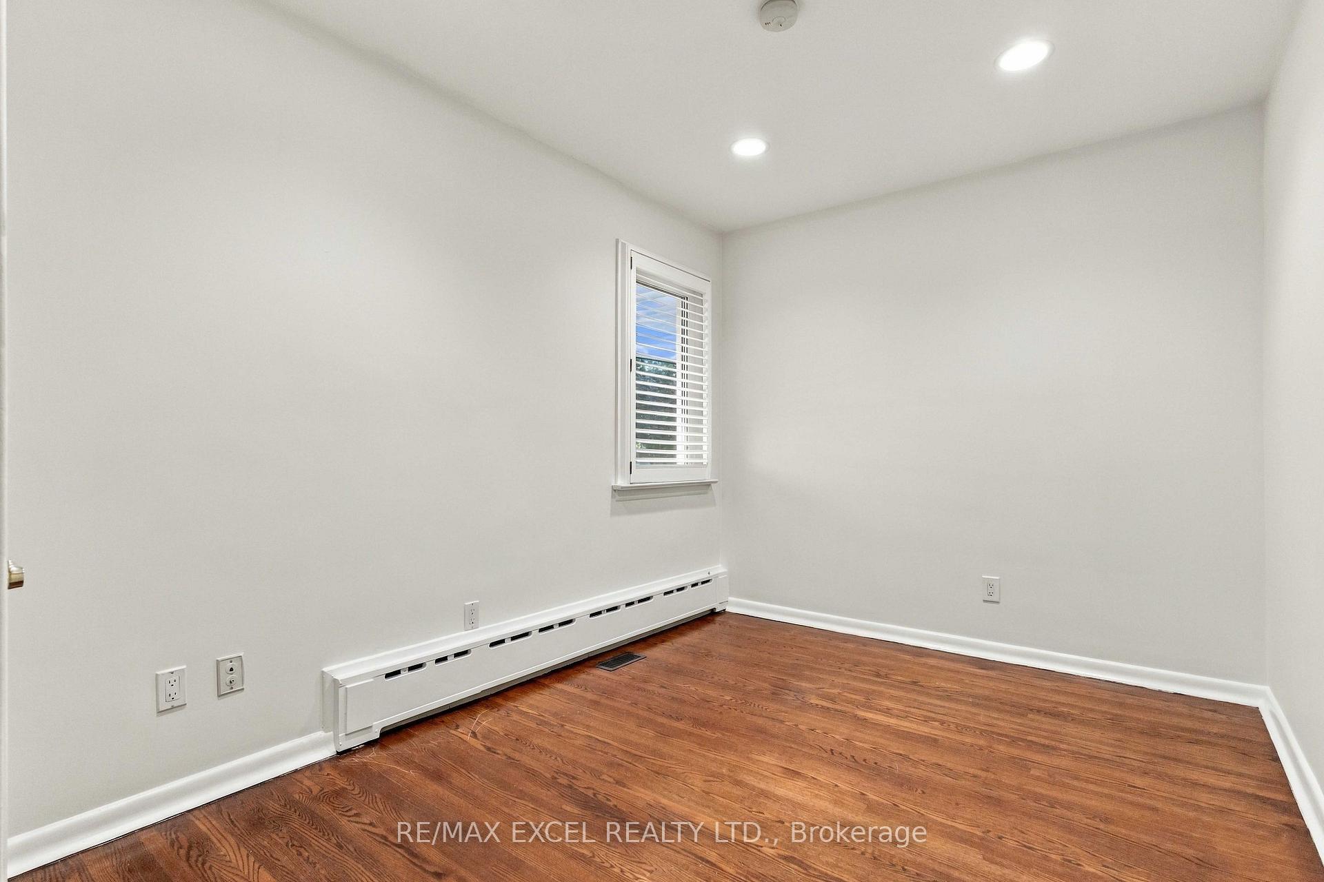 Photo 18 of 20 Oxbow Road, North York, Banbury-Don Mills — HOMEH