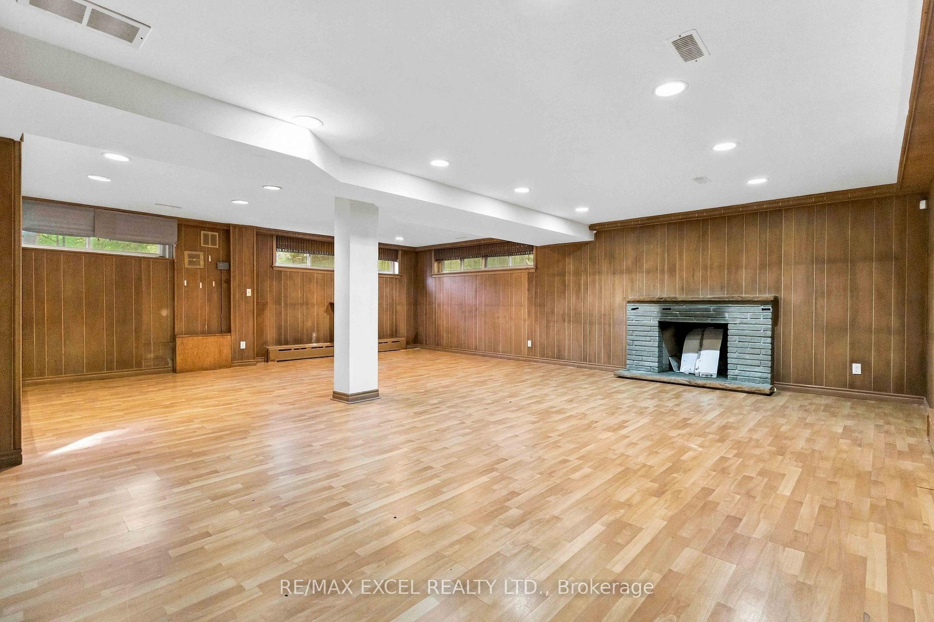 Photo 23 of 20 Oxbow Road, North York, Banbury-Don Mills — HOMEH
