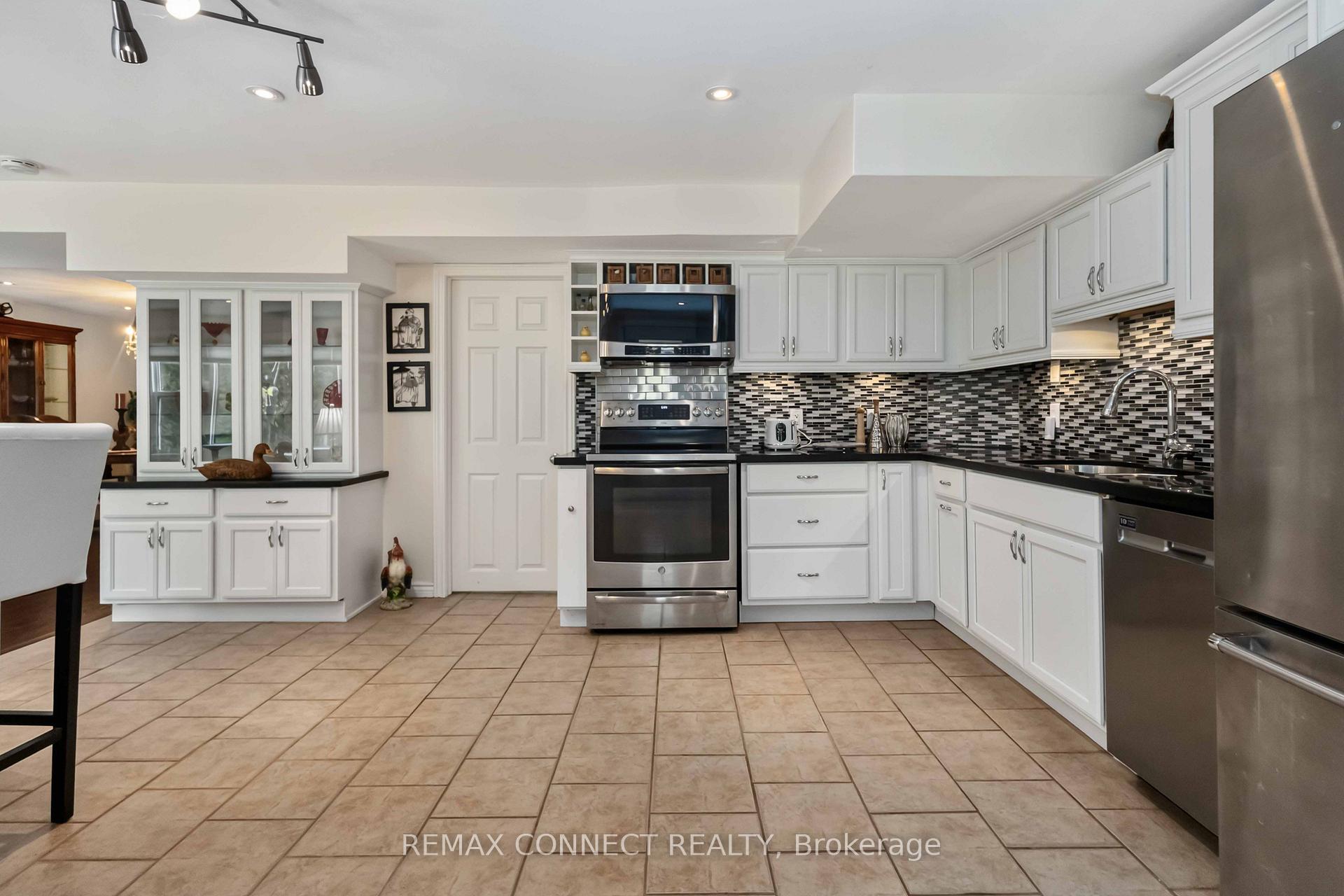 Photo 33 of 72 Warwick Avenue, Ajax, South East — HOMEH