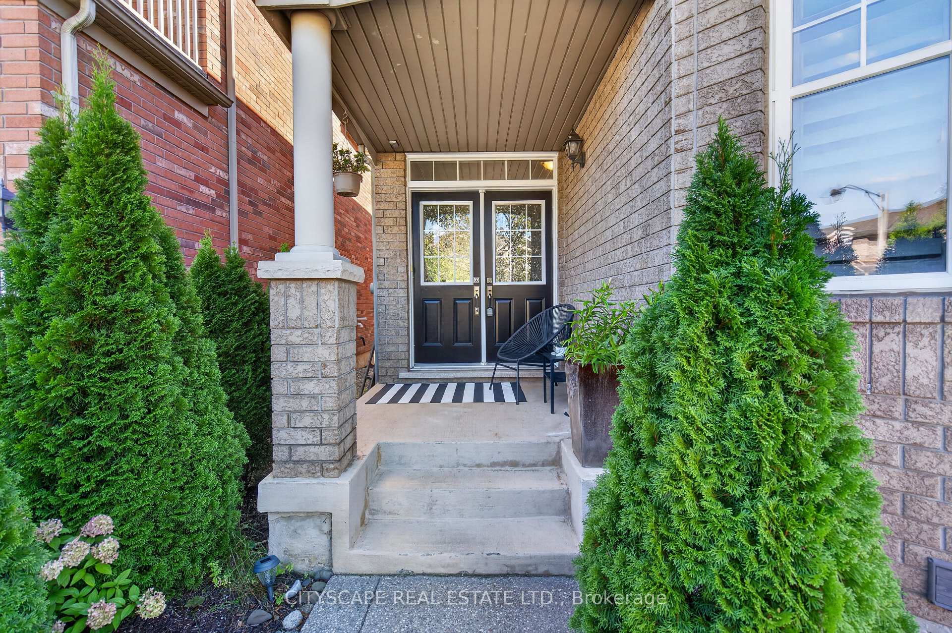 Photo 4 of 366 Montreal Circle, Hamilton, Stoney Creek — HOMEH