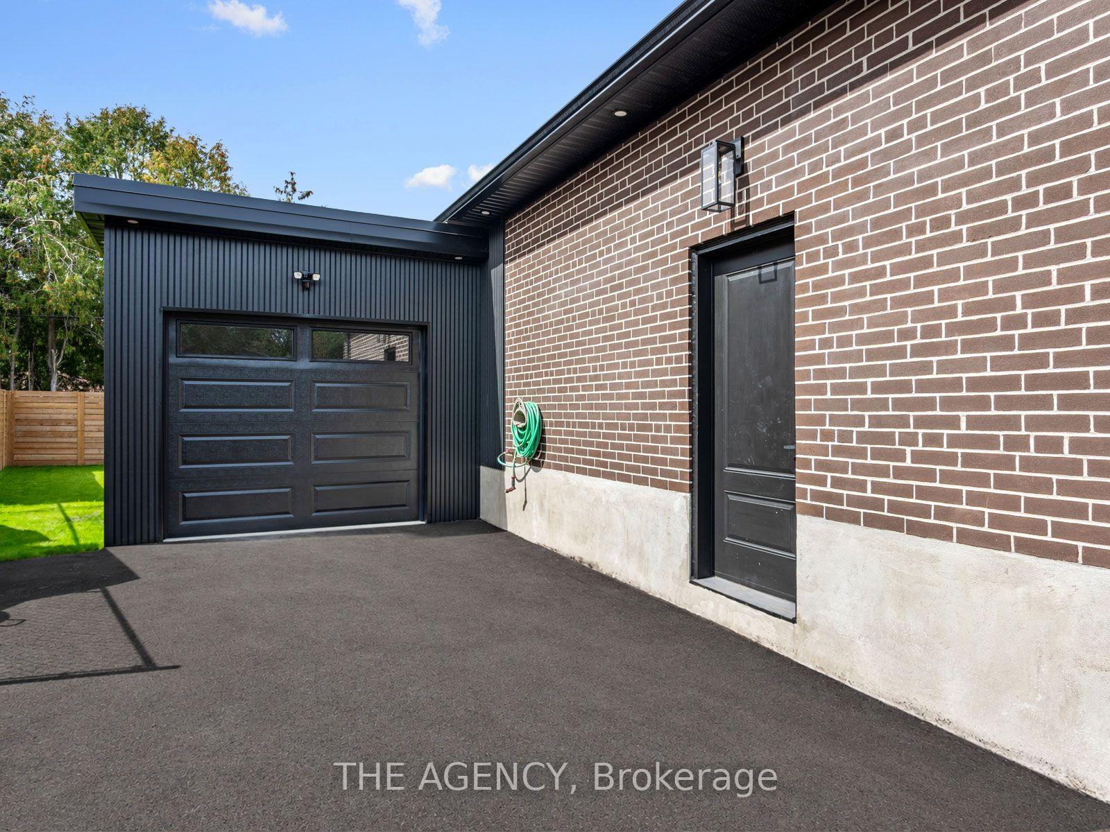 Photo 5 of 26 Webster Drive, Aurora, Aurora Highlands — HOMEH