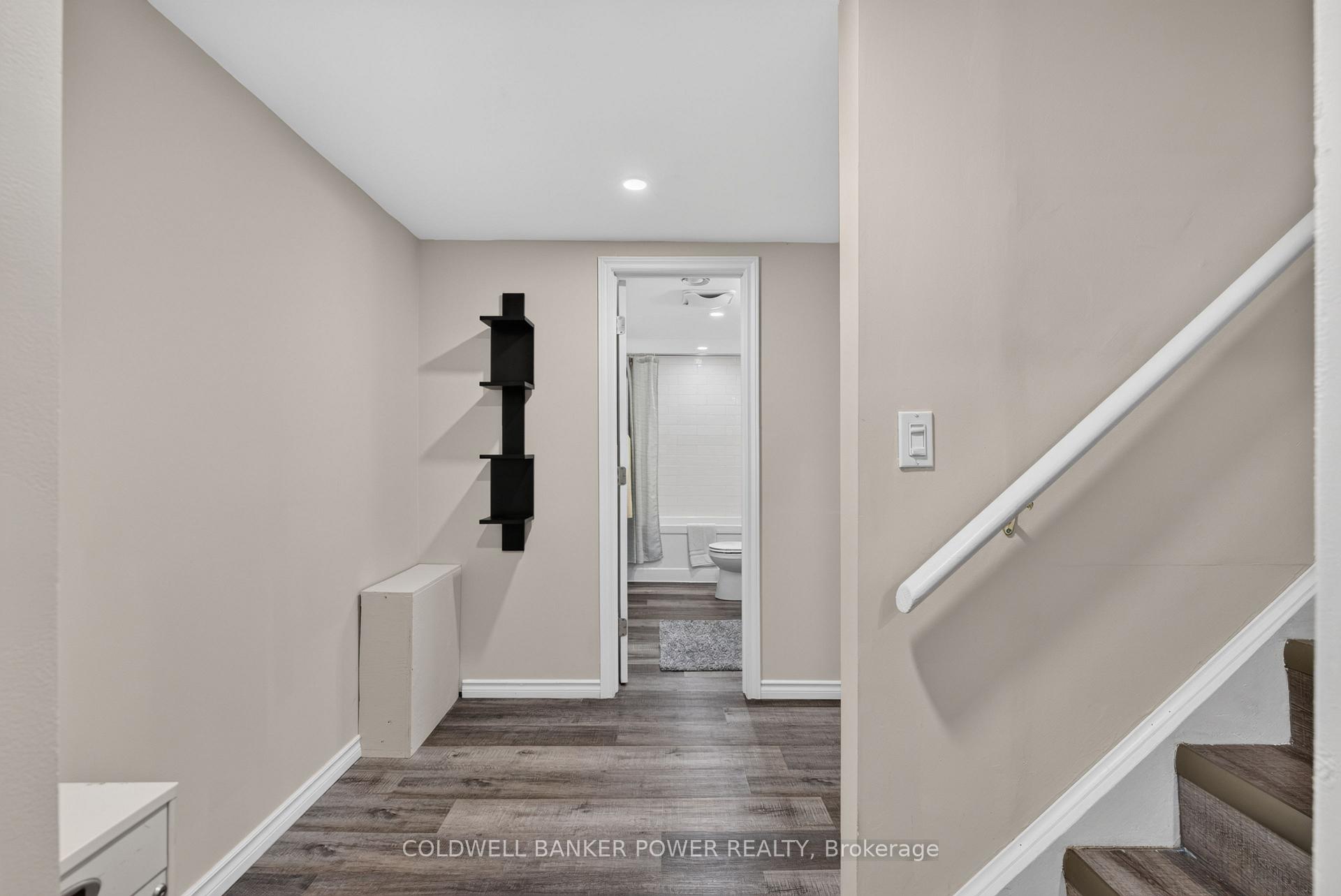 Photo 32 of 76 Spencer Crescent, London, North G — HOMEH