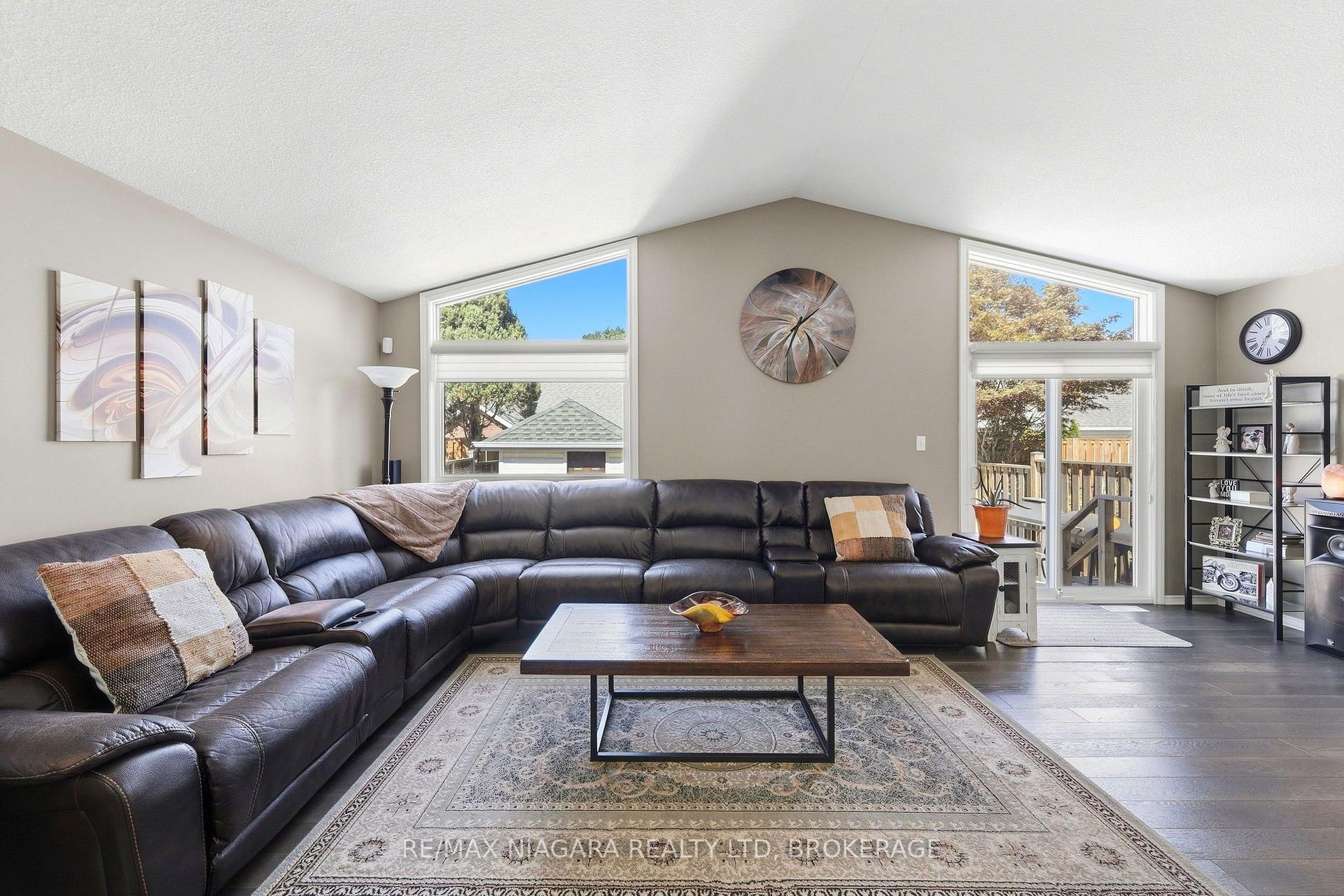 Photo 4 of 7441 Trinity Court, Niagara Falls, Mt. Carmel — HOMEH