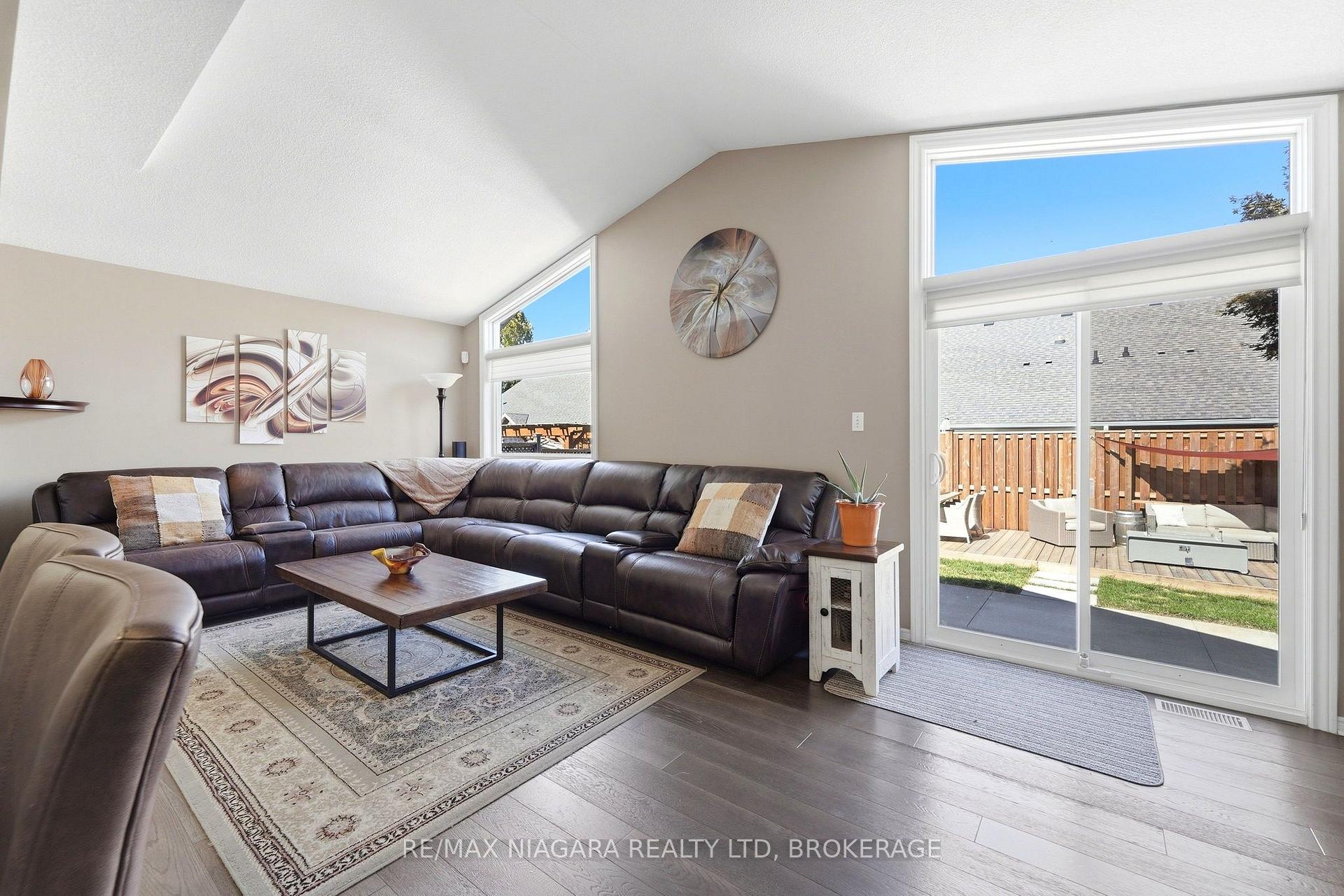 Photo 5 of 7441 Trinity Court, Niagara Falls, Mt. Carmel — HOMEH