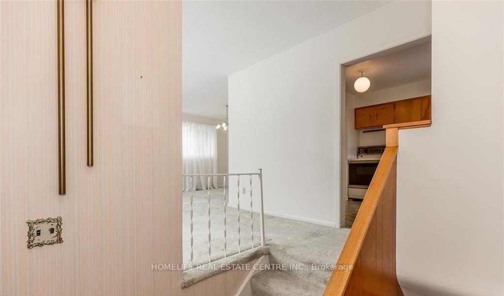 Photo 3 of Unit (upstairs), 28 Pratt Road, Barrie, Wellington — HOMEH
