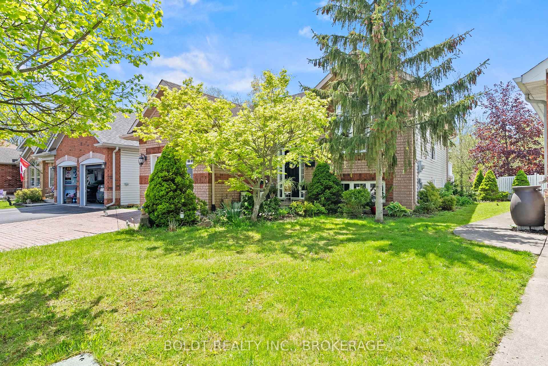 Photo 2 of 4333 Southerland Court, Niagara Falls, Lyons Creek — HOMEH