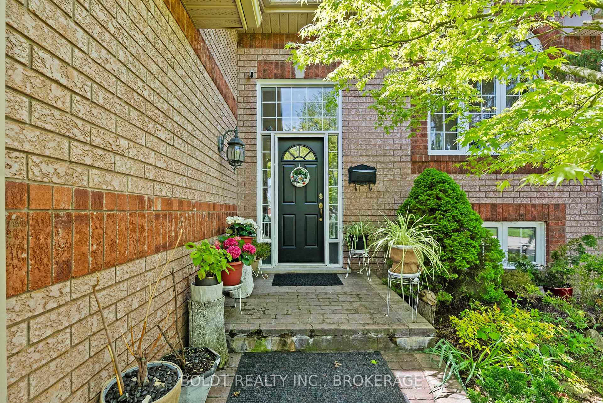 Photo 3 of 4333 Southerland Court, Niagara Falls, Lyons Creek — HOMEH