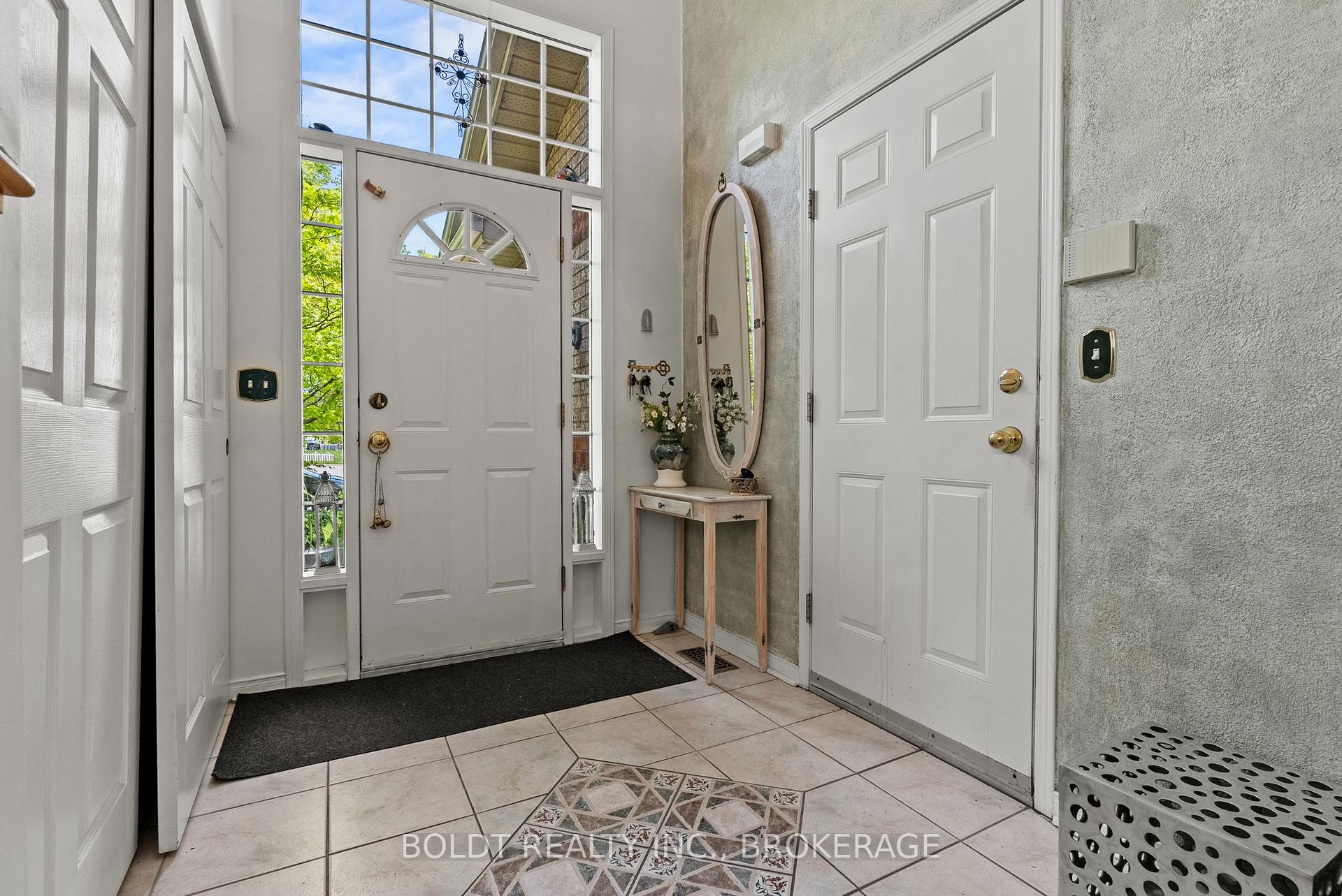 Photo 4 of 4333 Southerland Court, Niagara Falls, Lyons Creek — HOMEH