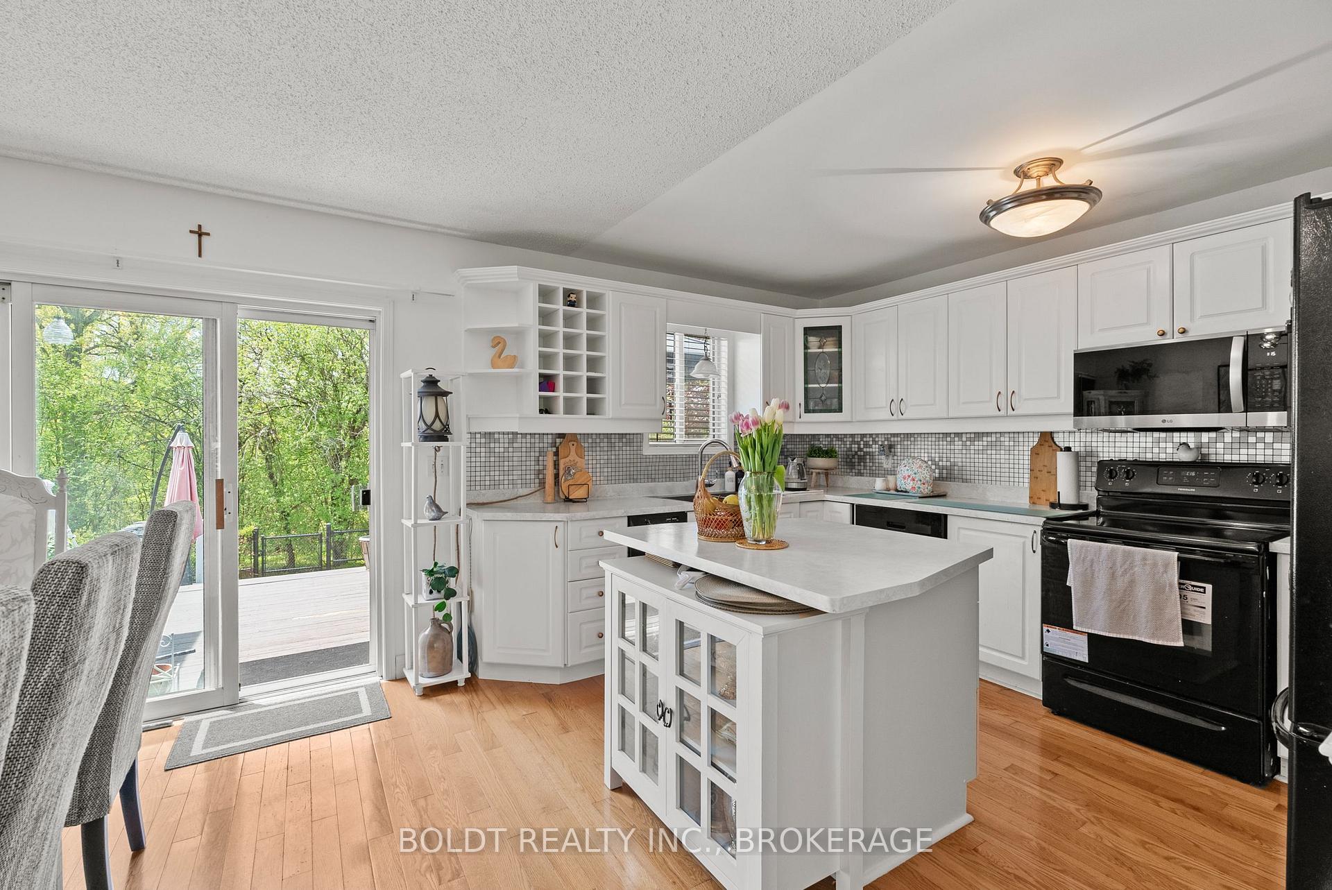 Photo 12 of 4333 Southerland Court, Niagara Falls, Lyons Creek — HOMEH