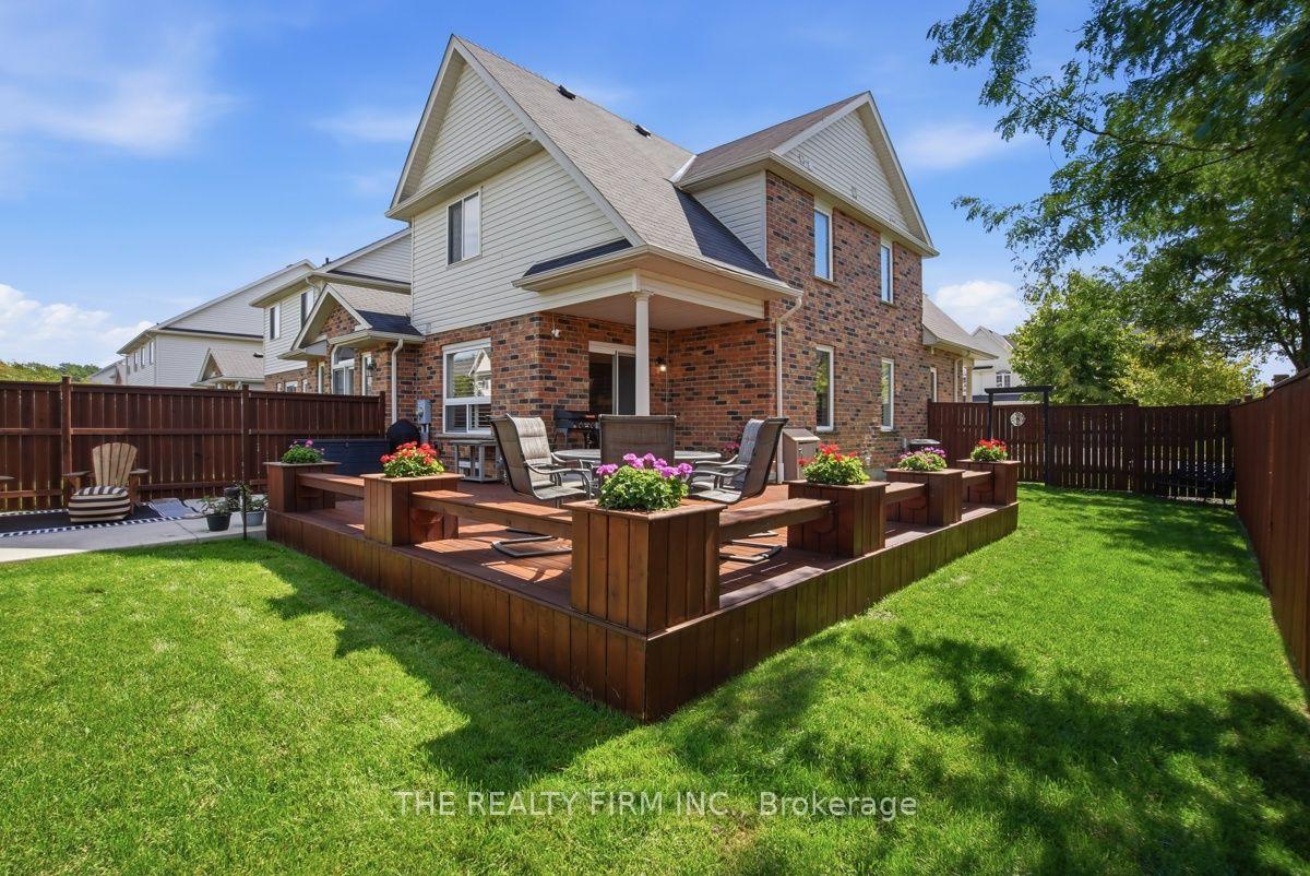 Photo 3 of 914 Silverfox Crescent, London, North S — HOMEH