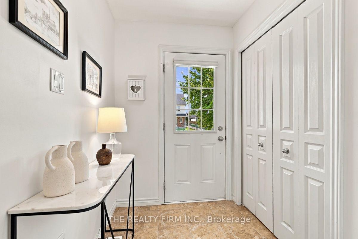 Photo 6 of 914 Silverfox Crescent, London, North S — HOMEH