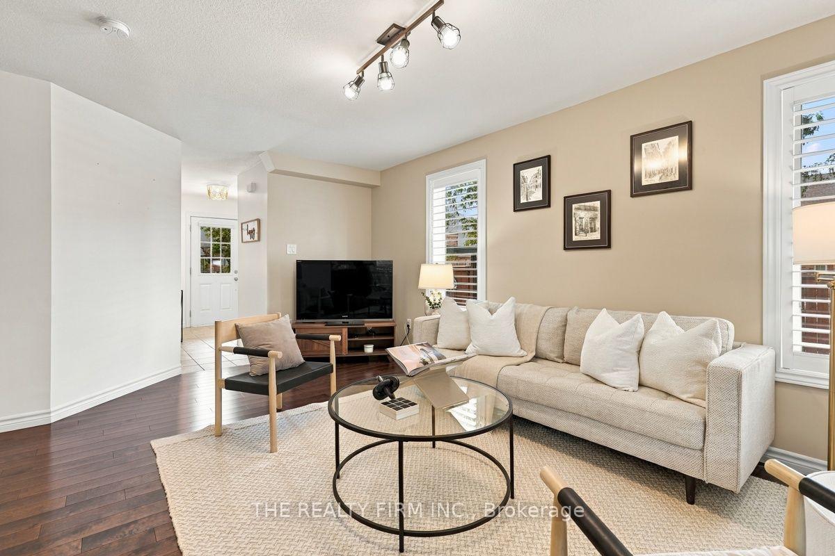Photo 7 of 914 Silverfox Crescent, London, North S — HOMEH