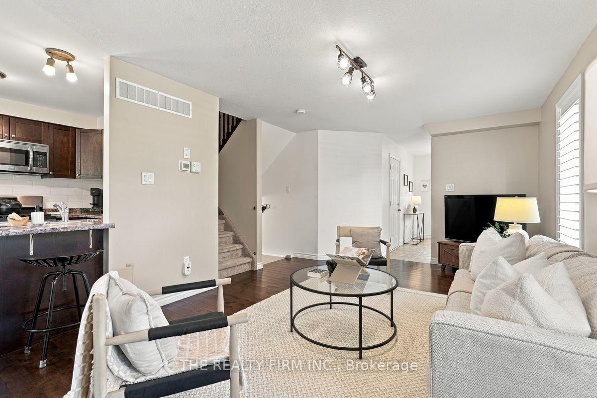 Photo 11 of 914 Silverfox Crescent, London, North S — HOMEH