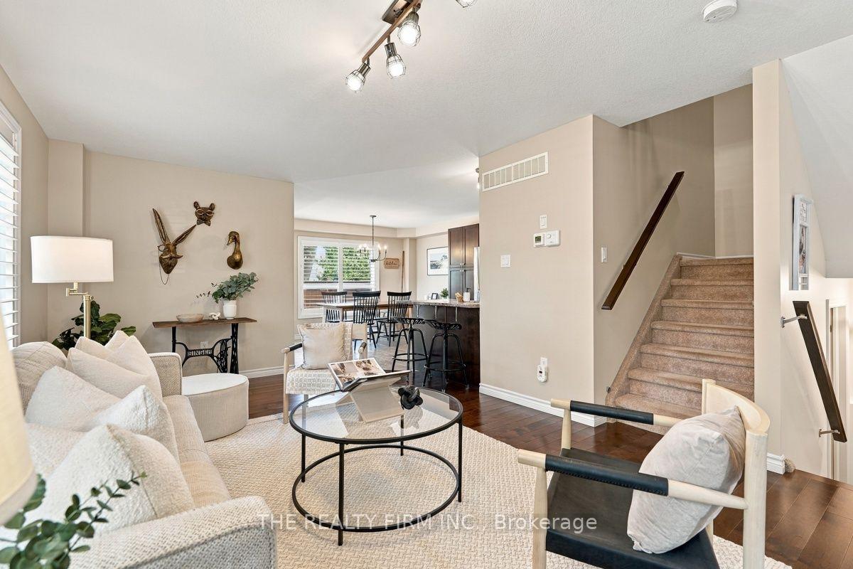 Photo 12 of 914 Silverfox Crescent, London, North S — HOMEH